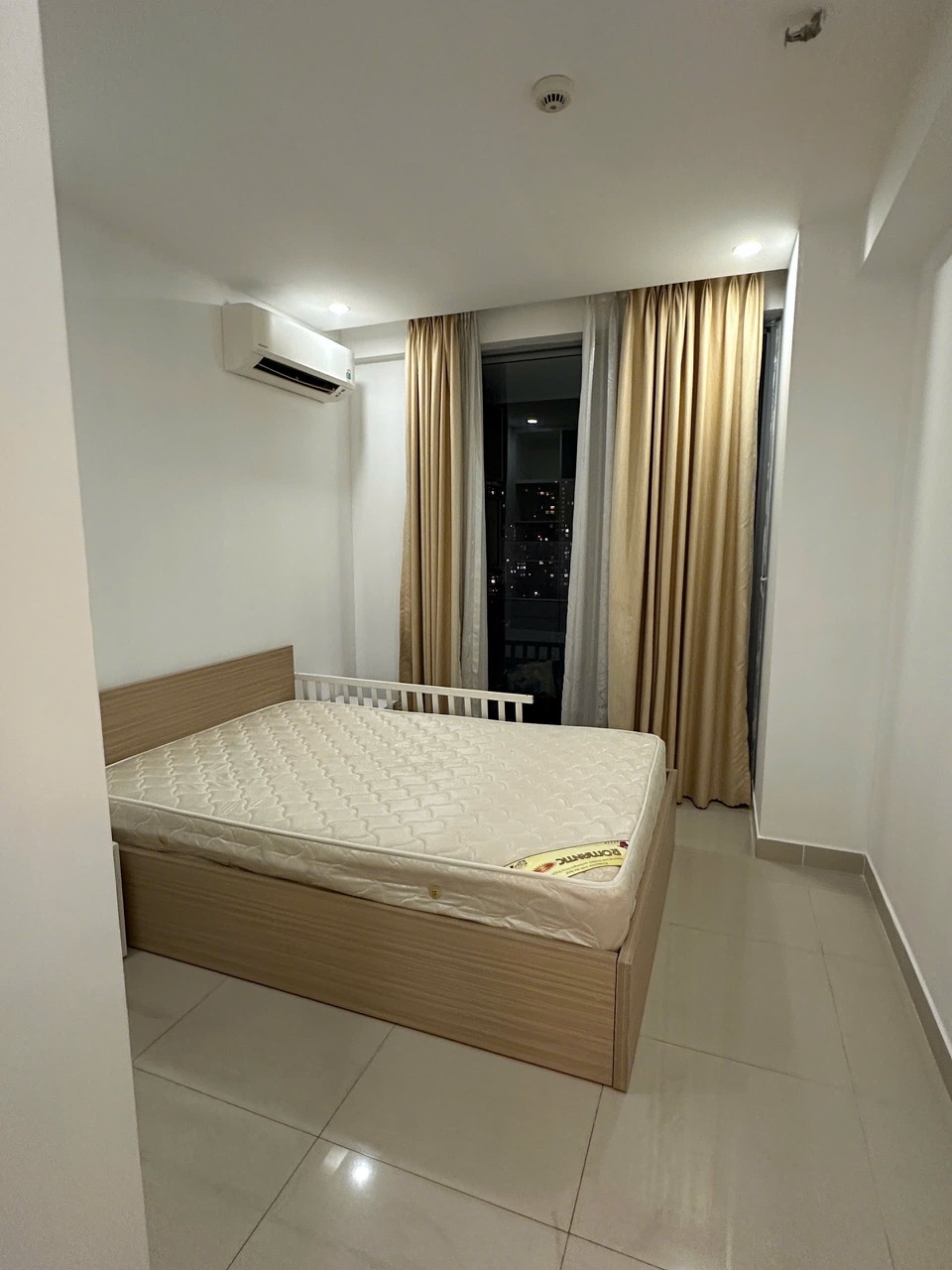 Cho thuê căn hộ Green valley, phú mỹ hưng, quận 7. Diện tích: 120m, 3 phòng ngủ, view sân Gold, nội thất đầy đủ, có ô xe hầm. Gía chỉ: 27tr/ tháng. Anh chị xem nhà liên hê: hotline Ngọc Thư - 9633