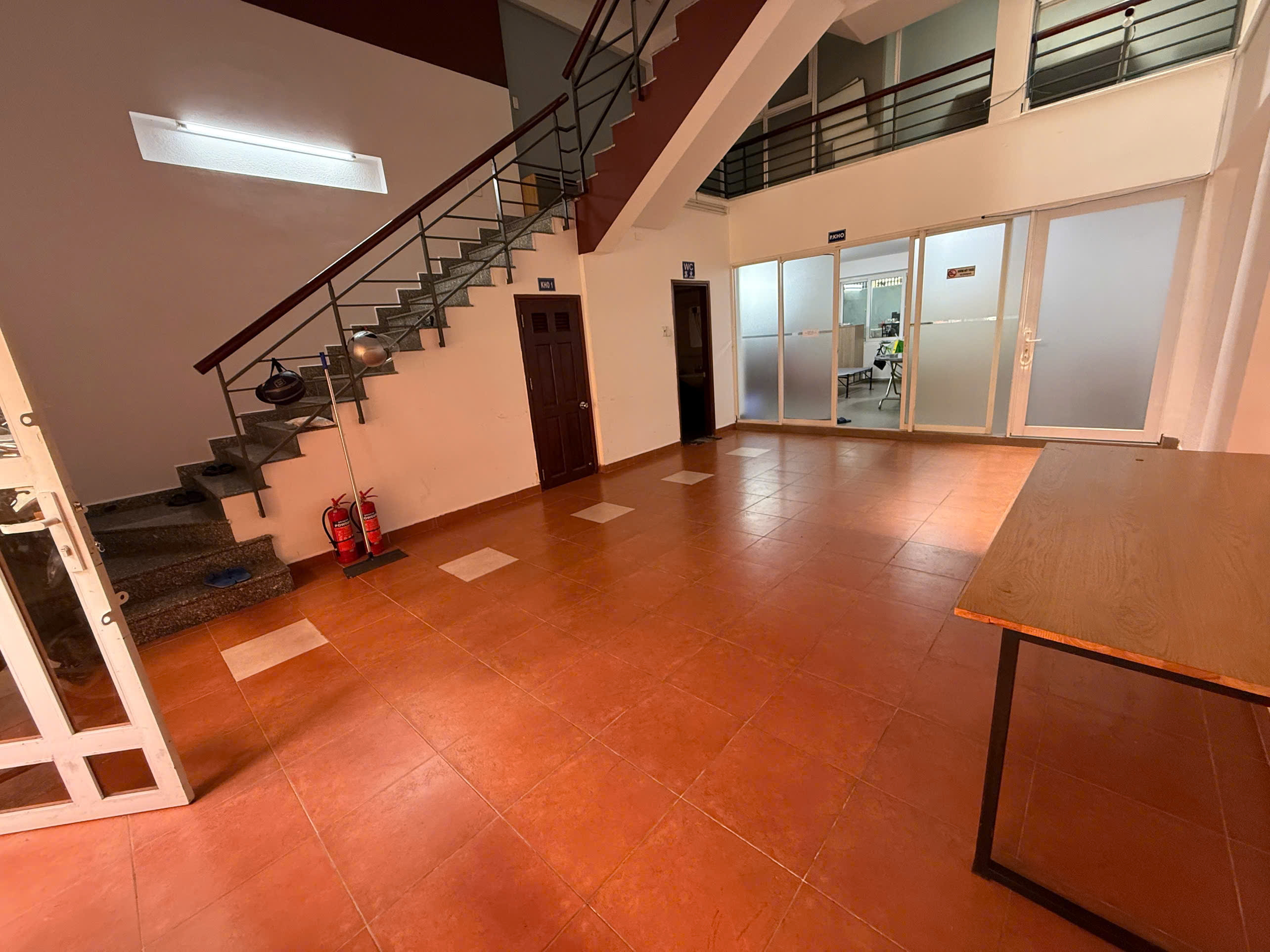 Cho thuê mặt bằng nhà phố kinh doanh , làm văn phòng trong phú mỹ hưng. DIện tích: 100m, sàn trống, giá chỉ 20tr/ tháng. Liên hệ xem nhà: hotline Ngọc Thư