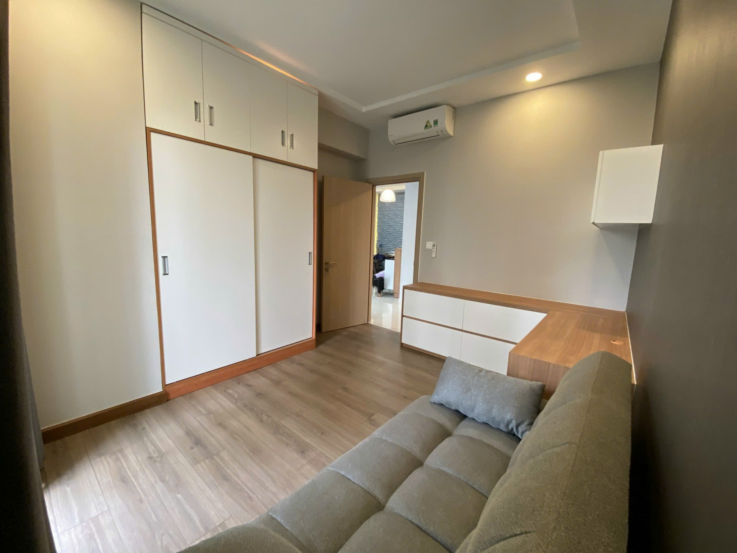 Cần bán căn hộ Riverpark Premier, phú mỹ hưng, quận 7. Diện tích: 124m, 3 phòng ngủ, nội thất đầy đủ, view thoáng, sổ hồng, ô xe. Gía chỉ: 14.5 tỷ. Anh chị xem nhà liên hệ: hotline Ngọc Thư - 9645