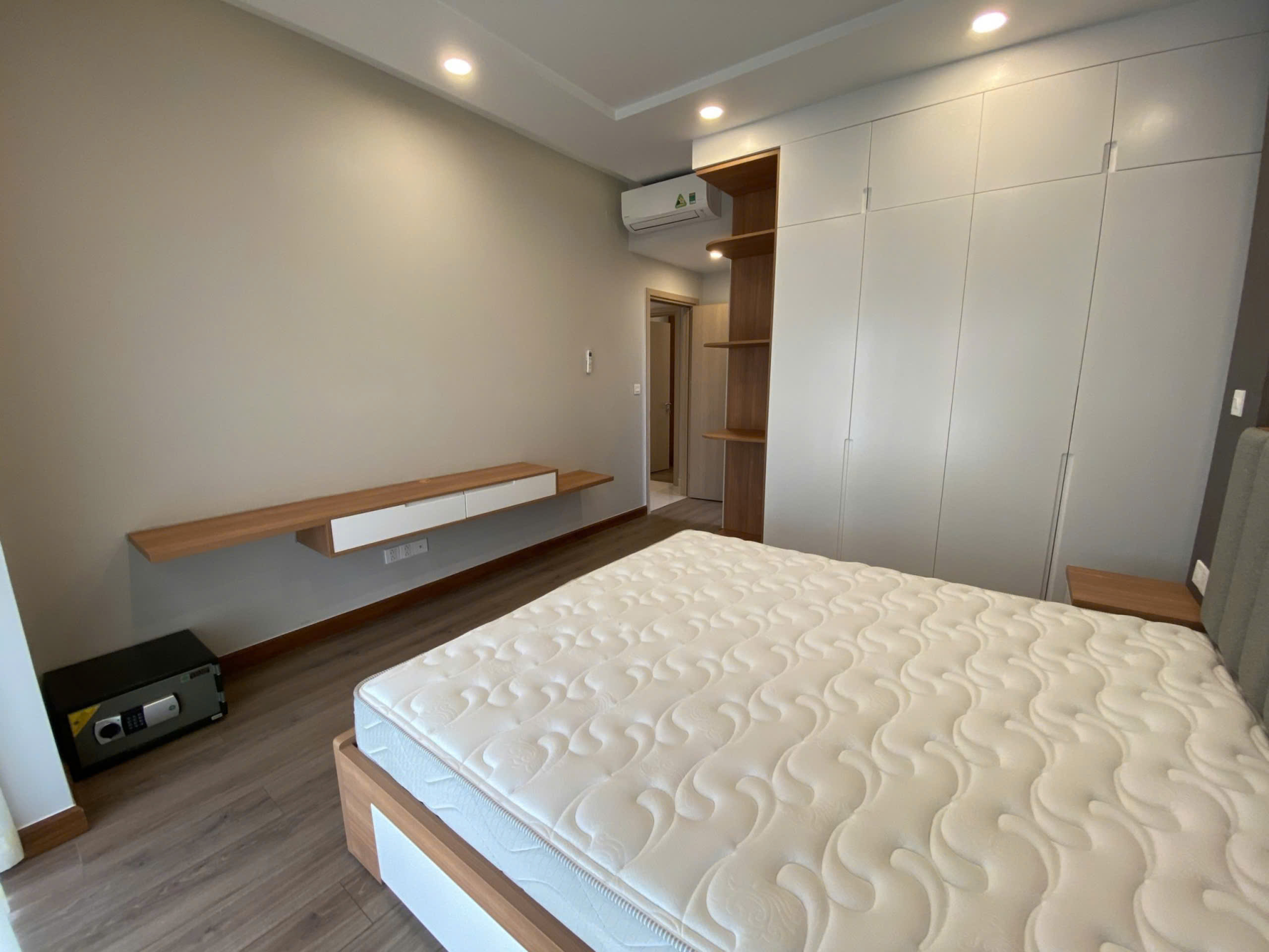 Cần bán căn hộ Riverpark Premier, phú mỹ hưng, quận 7. Diện tích: 124m, 3 phòng ngủ, nội thất đầy đủ, view thoáng, sổ hồng, ô xe. Gía chỉ: 14.5 tỷ. Anh chị xem nhà liên hệ: hotline Ngọc Thư - 9644
