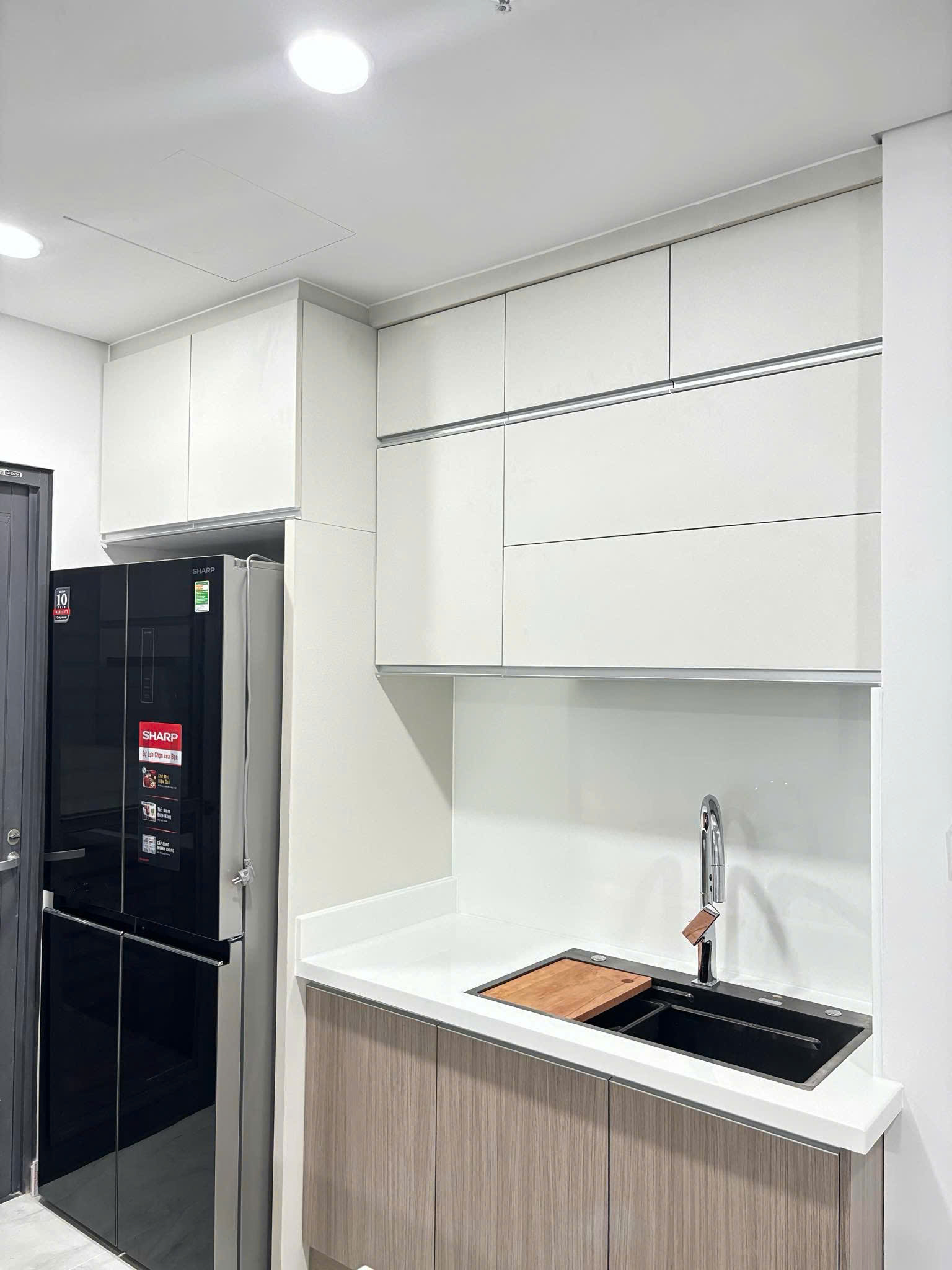Cho thuê căn hộ Cardinal Court, phú mỹ hưng, quận 7. Diện tích: 76m, 2 phòng ngủ, view hồ bơi. Nội thất đầy đủ, có ô đậu xe hầm, giá chỉ 25tr/ tháng. Anh chị xem nhà liên hệ: hotline Ngọc Thư - 9650