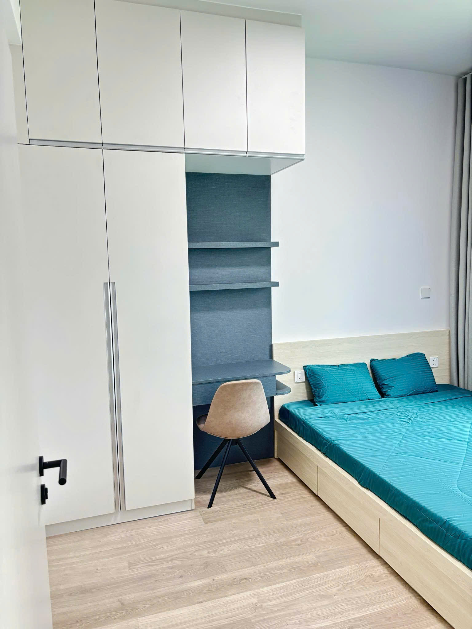 Cho thuê căn hộ Cardinal Court, phú mỹ hưng, quận 7. Diện tích: 76m, 2 phòng ngủ, view hồ bơi. Nội thất đầy đủ, có ô đậu xe hầm, giá chỉ 25tr/ tháng. Anh chị xem nhà liên hệ: hotline Ngọc Thư - 9652