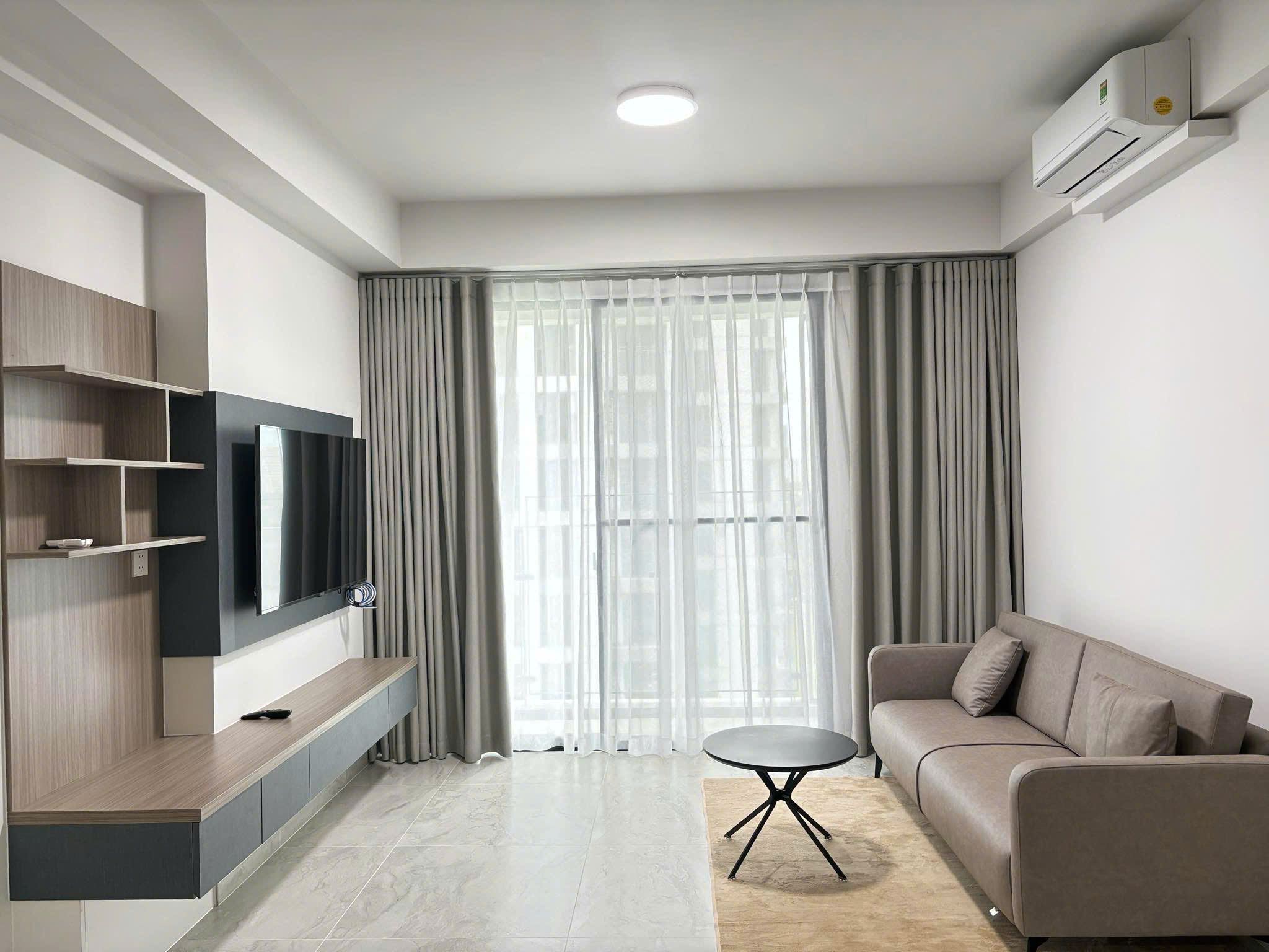 Cho thuê căn hộ Cardinal Court, phú mỹ hưng, quận 7. Diện tích: 76m, 2 phòng ngủ, view hồ bơi. Nội thất đầy đủ, có ô đậu xe hầm, giá chỉ 25tr/ tháng. Anh chị xem nhà liên hệ: hotline Ngọc Thư