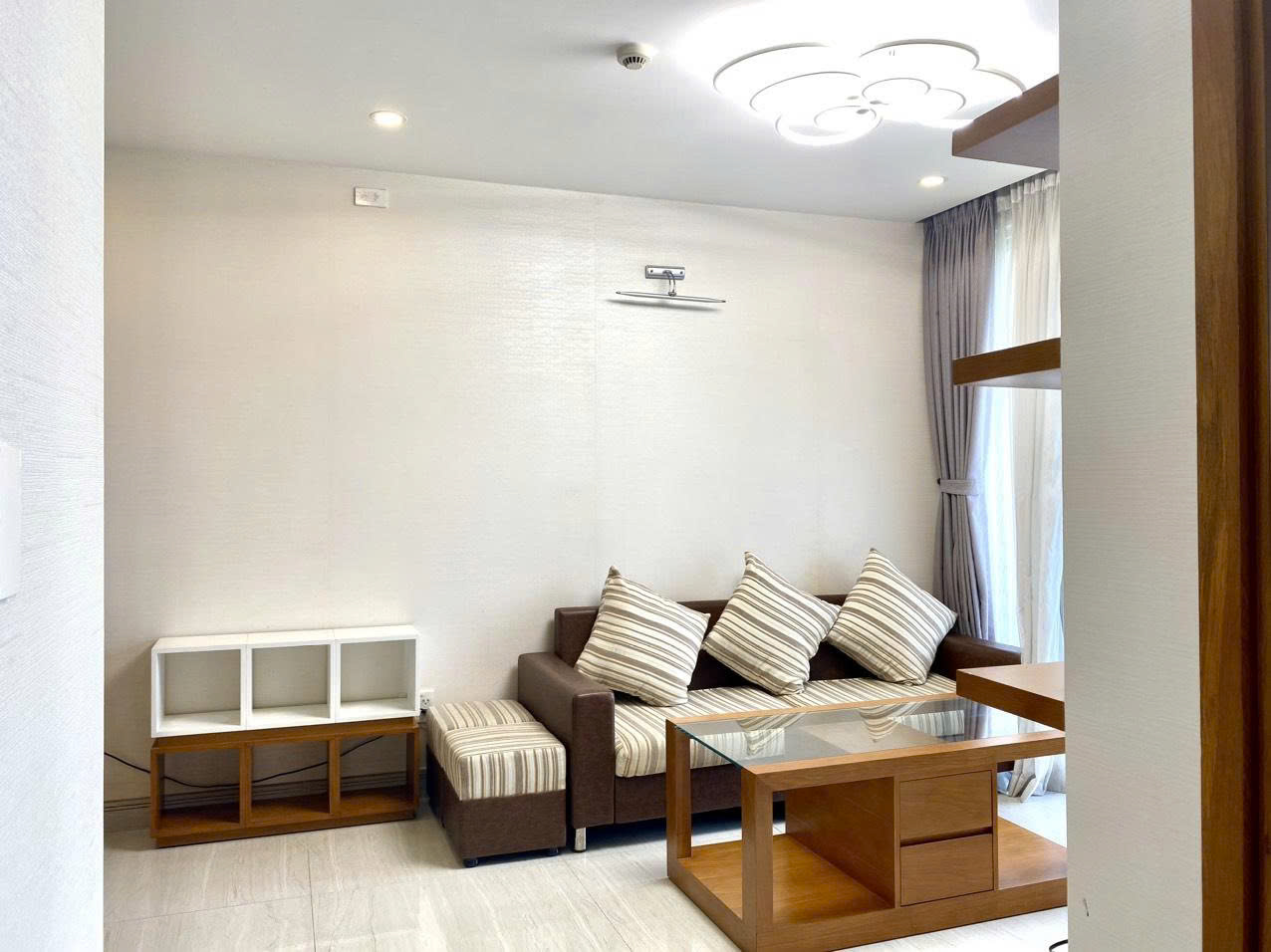 Cho thuê căn hộ Scenic Valley, phú mỹ hưng, quận 7. Diện tích: 71m, 2 phòng ngủ, nội thất đầy đủ, view hồ bơi, giá chỉ: 18 tr/ tháng. Anh chị xem nhà liên hê: hotline Ngọc Thư