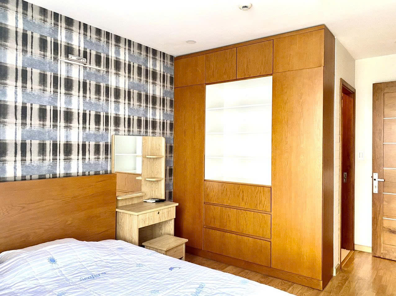 Cho thuê căn hộ Scenic Valley, phú mỹ hưng, quận 7. Diện tích: 71m, 2 phòng ngủ, nội thất đầy đủ, view hồ bơi, giá chỉ: 18 tr/ tháng. Anh chị xem nhà liên hê: hotline Ngọc Thư - 9657