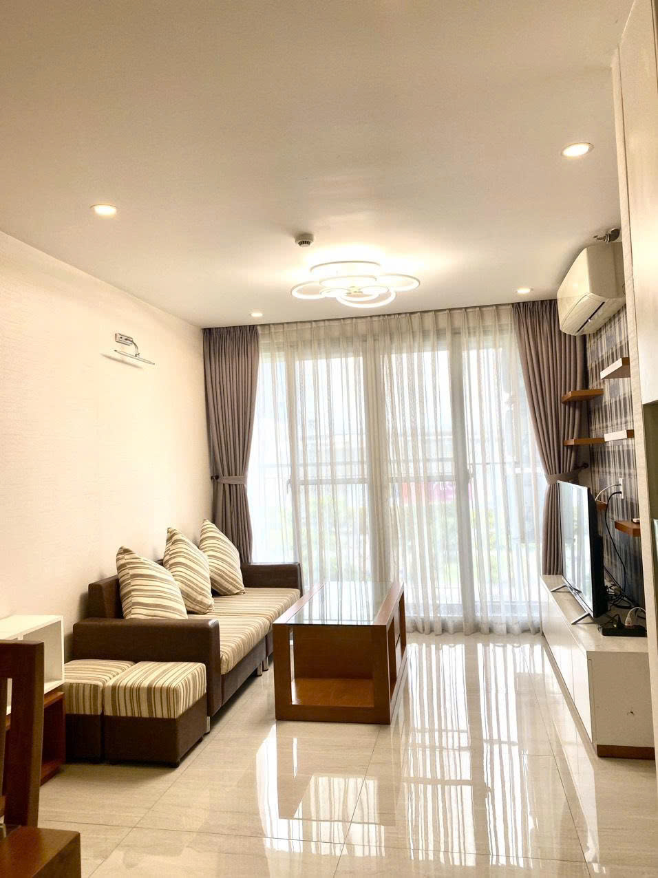 Cho thuê căn hộ Scenic valley phú mỹ hưng, diện tích: 71m, 2 phòng, 2wc. Nội thất đầy đủ, giá chỉ 18tr/ tháng. Anh chị xem nhà liên hệ: hotline Ngọc Thư - 9666