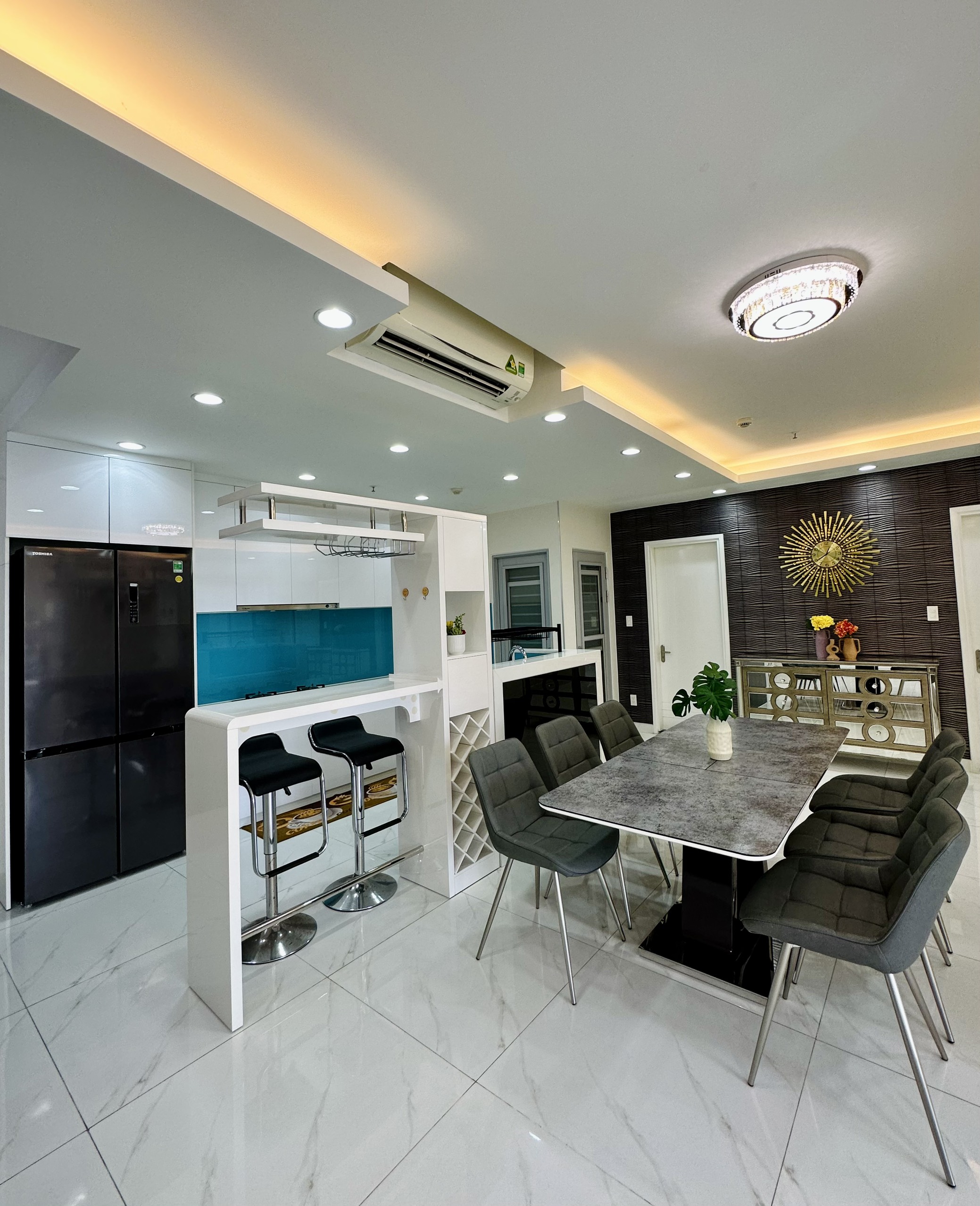 Cho thuê căn hộ Scenic valley phú mỹ hưng, diện tích: 81 m, 2 phòng, 2wc. Nội thất đầy đủ, giá chỉ 22 tr/ tháng. View sông, sân Gofl. Anh chị xem nhà liên hệ: hotline Ngọc Thư - 9677