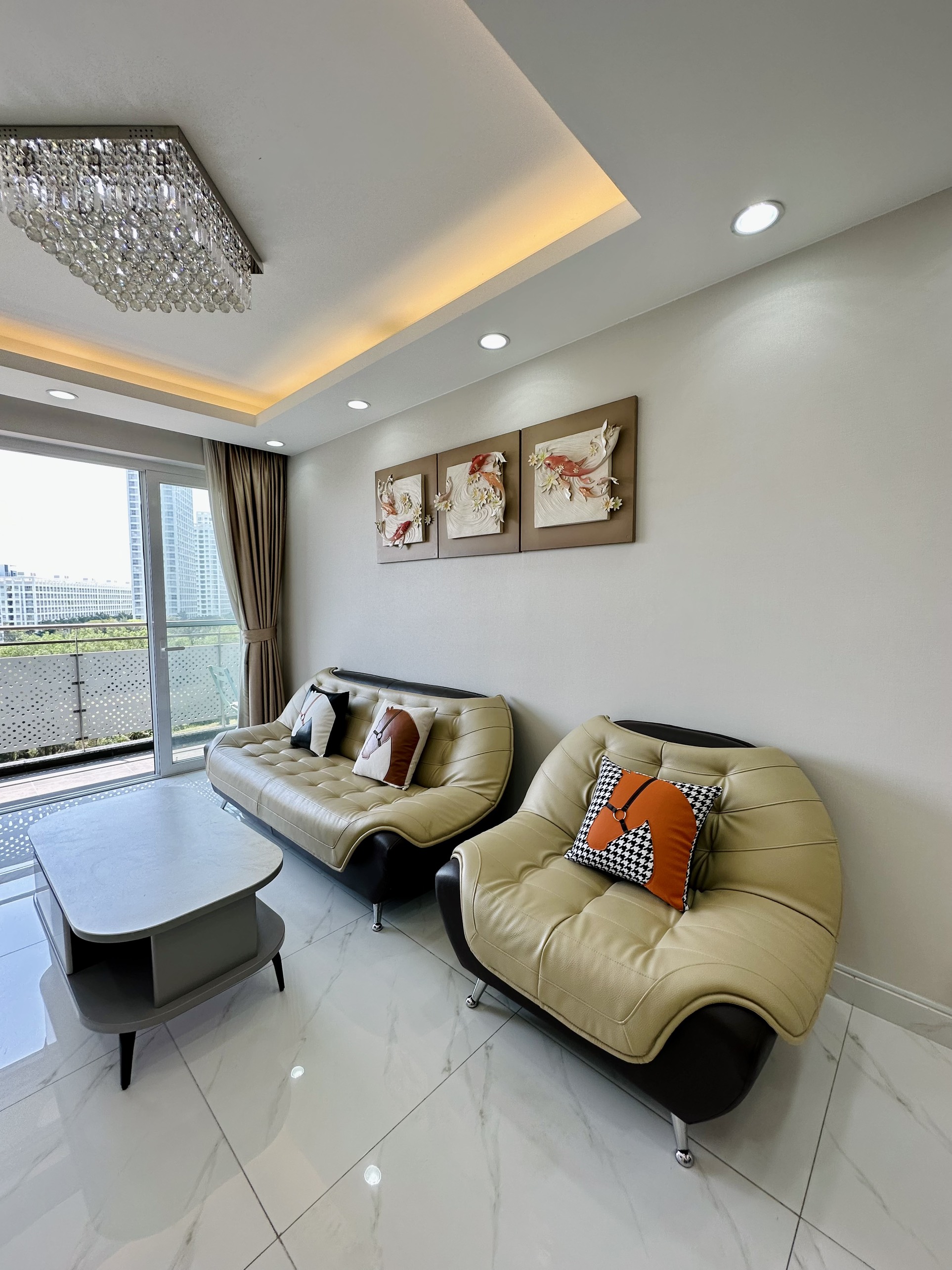 Cho thuê căn hộ Scenic valley phú mỹ hưng, diện tích: 81 m, 2 phòng, 2wc. Nội thất đầy đủ, giá chỉ 22 tr/ tháng. View sông, sân Gofl. Anh chị xem nhà liên hệ: hotline Ngọc Thư