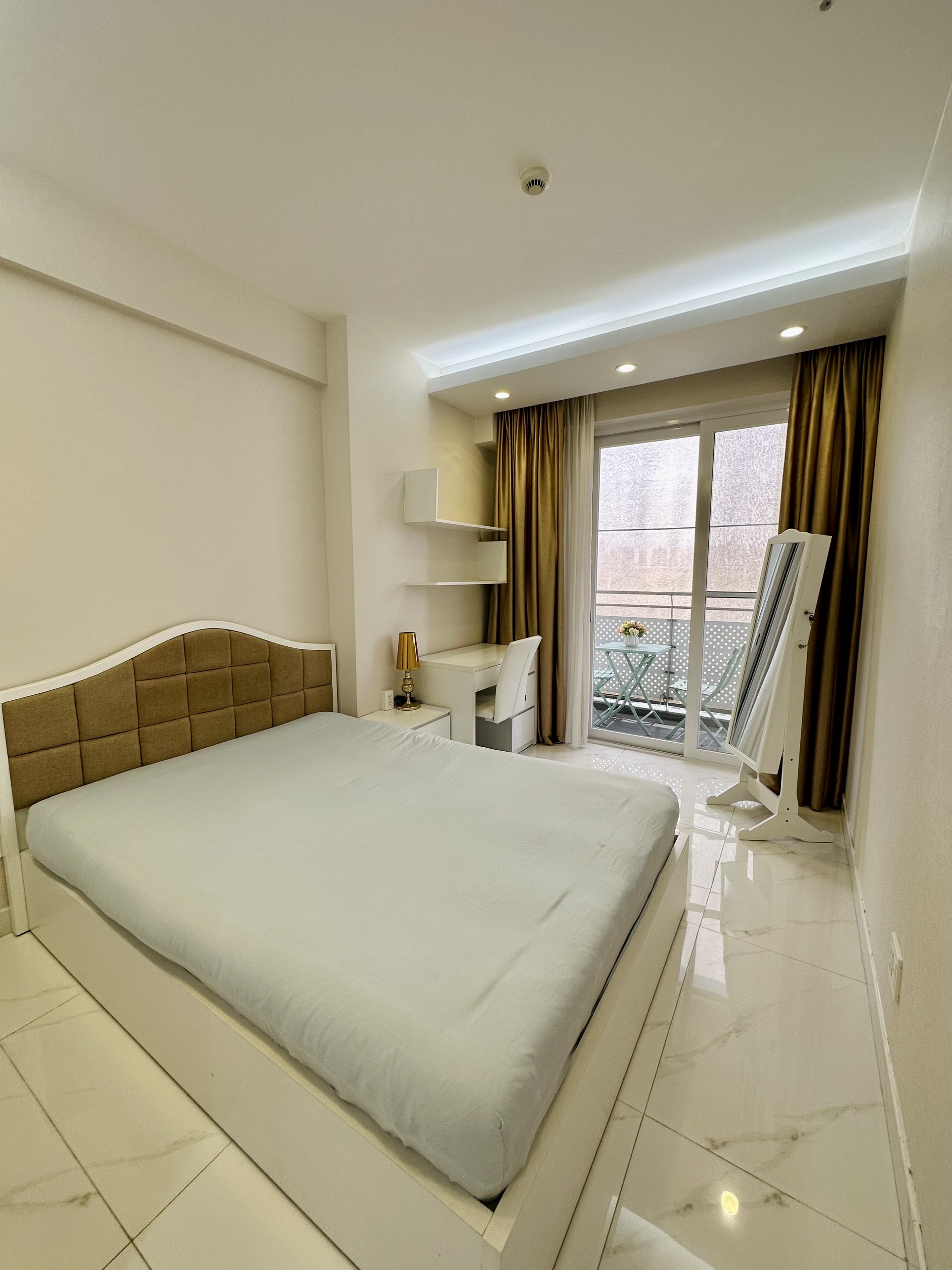 Cho thuê căn hộ Scenic valley phú mỹ hưng, diện tích: 81 m, 2 phòng, 2wc. Nội thất đầy đủ, giá chỉ 22 tr/ tháng. View sông, sân Gofl. Anh chị xem nhà liên hệ: hotline Ngọc Thư - 9679