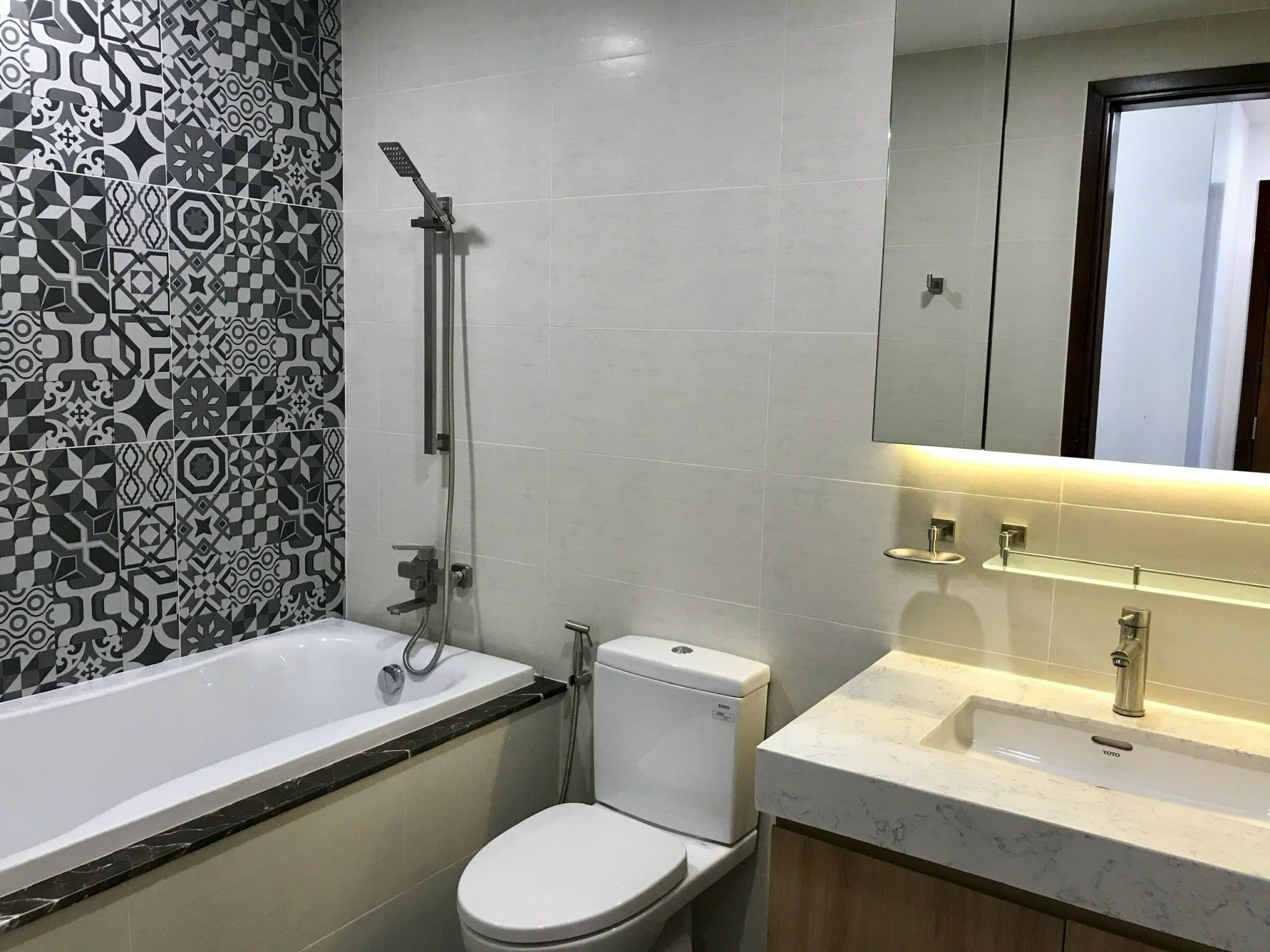 Cho thuê căn hộ Green valley phú mỹ hưng, diện tích: 98 m, 2 phòng, 2wc. Nội thất đầy đủ, có ô xe hầm miễn phí, giá chỉ 22 tr/ tháng. Anh chị xem nhà liên hệ: hotline Ngọc Thư - 9696