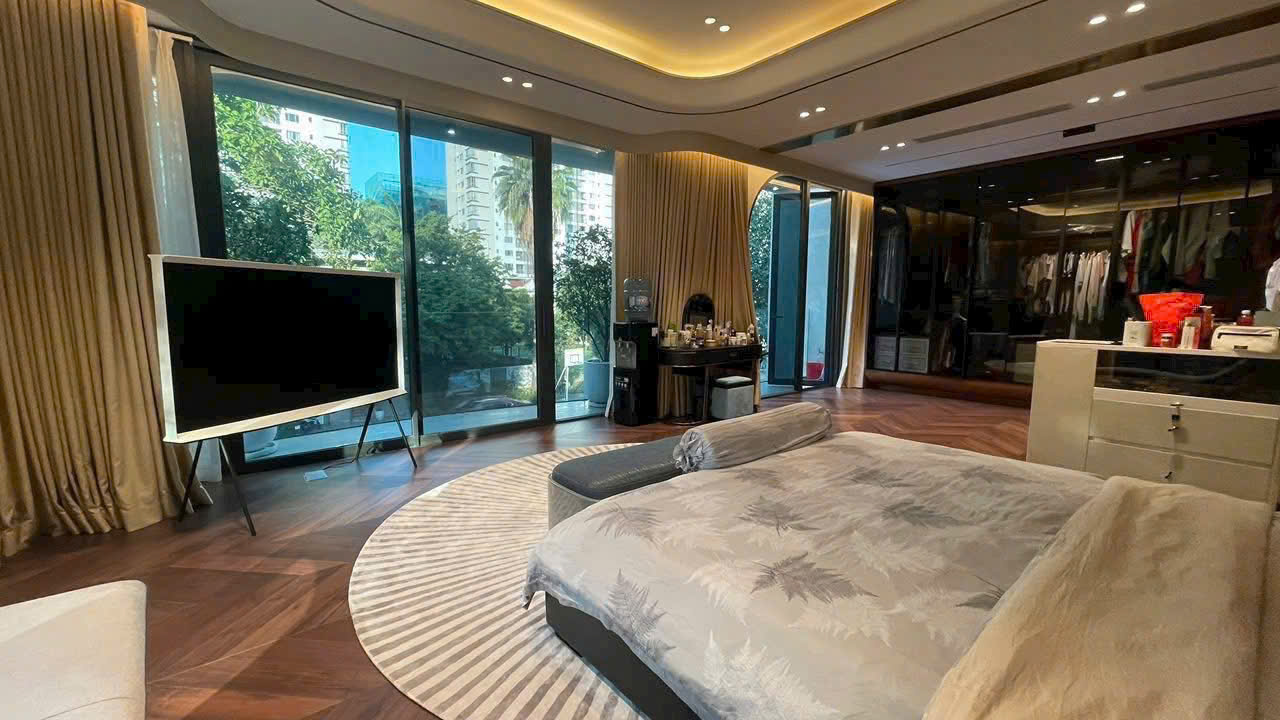 Bán siêu phẩm biệt thự vị trí hiếm. Góc 2 mặt tiền lớn, Phú Mỹ Hưng, decor hiện đại. Có thang máy. vui lòng LH Hoàng Cường - 9713