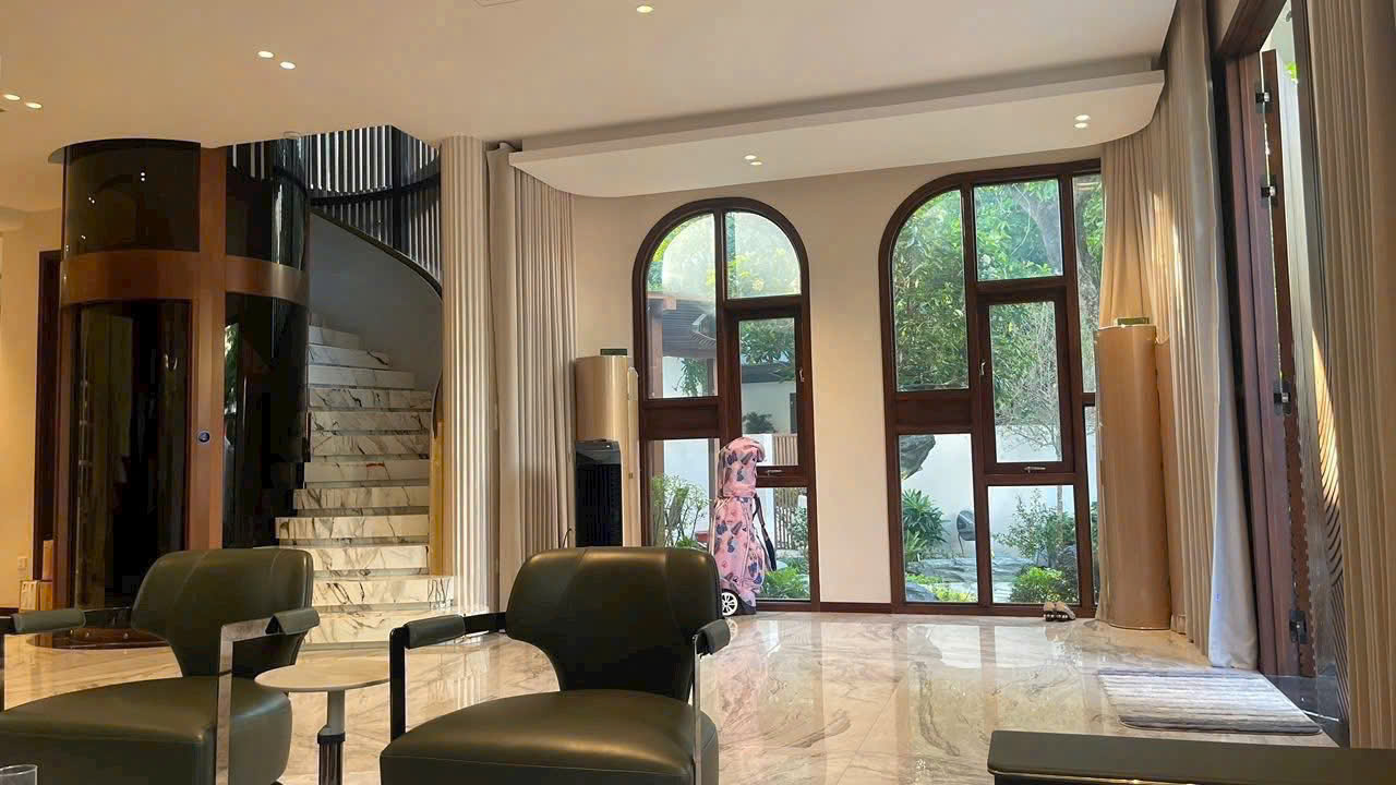 Bán siêu phẩm biệt thự vị trí hiếm. Góc 2 mặt tiền lớn, Phú Mỹ Hưng, decor hiện đại. Có thang máy. vui lòng LH Hoàng Cường - 9714