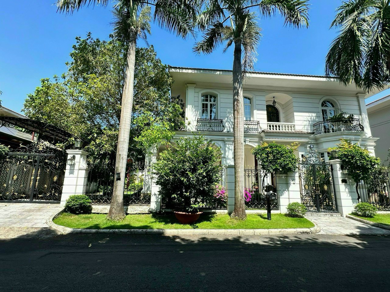 Cho thuê biệt thự Phú Mỹ Hưng, 3PN, 5VS, 352m2, 130 triệu tại Phú Mỹ Hưng, Tân Phong, Q7, HCM. LH: HOÀNG CƯỜNG - 9724