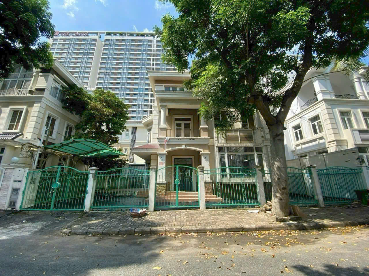Duy Nhất Một Căn Biệt Thự Đơn Lập Giá Lại Tốt Hơn Tứ Lập PMH. DT: 280m2. Xây 1 Trệt - 2 Lầu. Hiện Trạng Nhà Thô Tiện Thiết Kế Theo Ý Gia Chủ. Xem Thực Tế Anh Chị Liên Hệ Em Luân. Xin Cảm Ơn