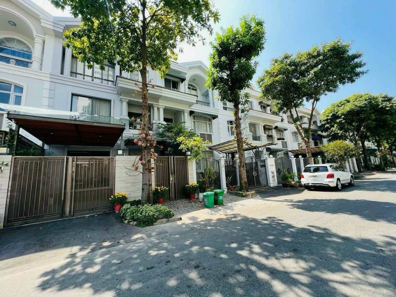 Duy Nhất Một Căn Biệt Thự Đơn Lập Giá Lại Tốt Hơn Tứ Lập PMH. DT: 280m2. Xây 1 Trệt - 2 Lầu. Hiện Trạng Nhà Thô Tiện Thiết Kế Theo Ý Gia Chủ. Xem Thực Tế Anh Chị Liên Hệ Em Luân. Xin Cảm Ơn - 9747