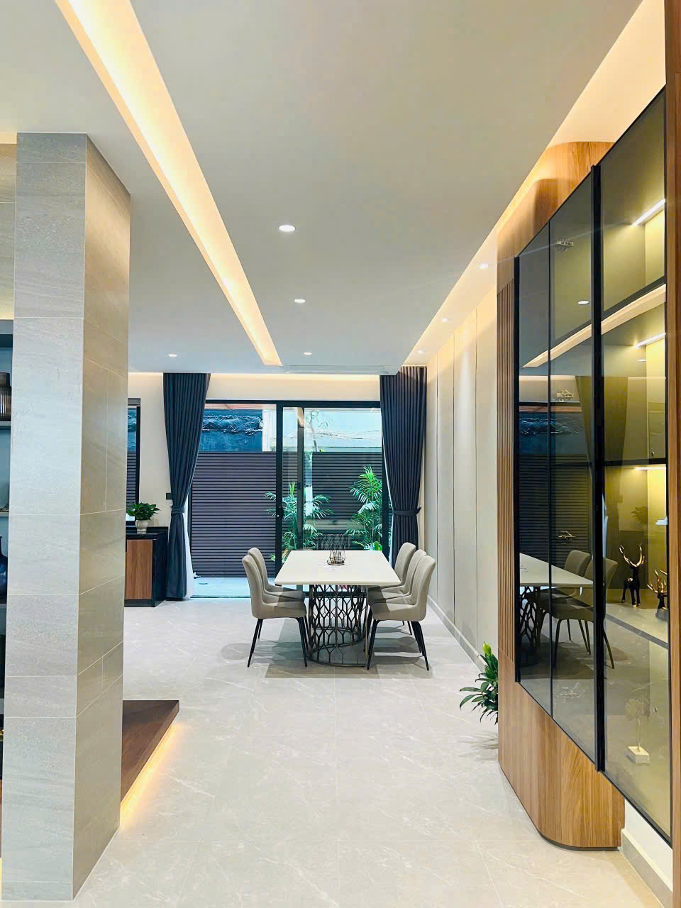 Bán Biệt Thự Compound Hưng Thái Nhà Đẹp Phú Mỹ Hưng. DT: 126m2 - Nhà Full Nội Thất Mới Đẹp - Hiện Đại. Đang Có Hợp Đồng Thuê Cao - Khách Thuê Lịch Sự - Tử Tế. Anh Chị Quan Tâm Xem Nhà Liên Hệ Em Luân. Xin Cảm Ơn - 9754
