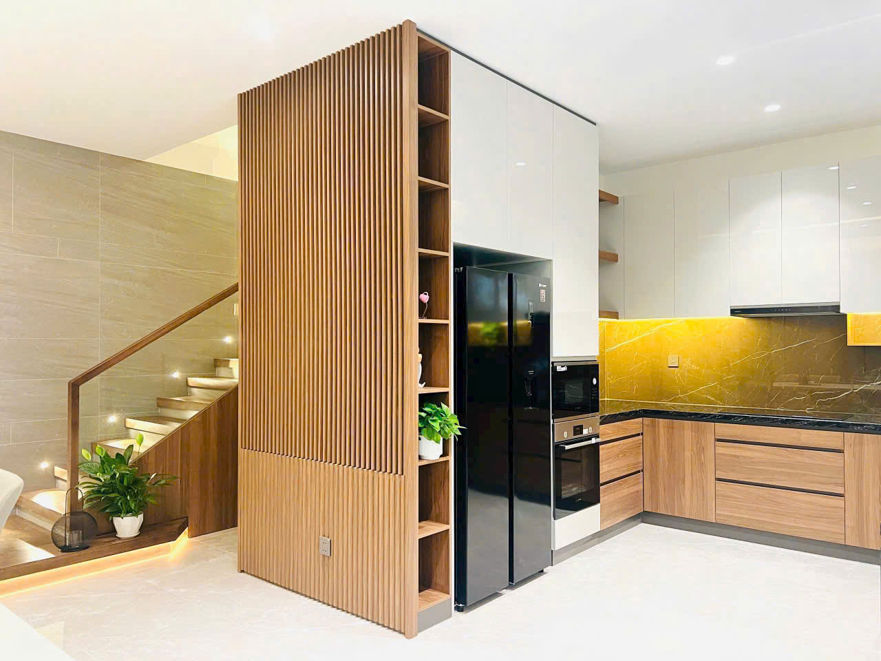 Bán Biệt Thự Compound Hưng Thái Nhà Đẹp Phú Mỹ Hưng. DT: 126m2 - Nhà Full Nội Thất Mới Đẹp - Hiện Đại. Đang Có Hợp Đồng Thuê Cao - Khách Thuê Lịch Sự - Tử Tế. Anh Chị Quan Tâm Xem Nhà Liên Hệ Em Luân. Xin Cảm Ơn - 9750