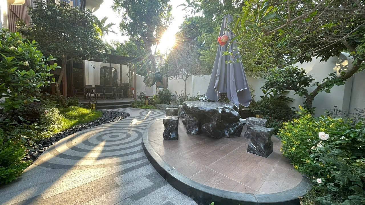 Siêu Phẩm Góc 2 Mặt Tiền Mỹ Phú_ Khu Nam Phú Mỹ Hưng_ Quận 7. Dt: 291m2. Nhà Thiết Kế Mới Hiện Đại - Có Thang Máy. Căn Góc Thoáng Đón Ánh Bình Minh Rực Rỡ. Phù Hợp Với Quý Anh Chị Nghỉ Dưỡng Và Tận Hưỡng Không Khí Gia Đình. AC Cần Xem Nhà Thực Tế Liên Hệ Em Thành Luân. Xin Cảm Ơn - 9797