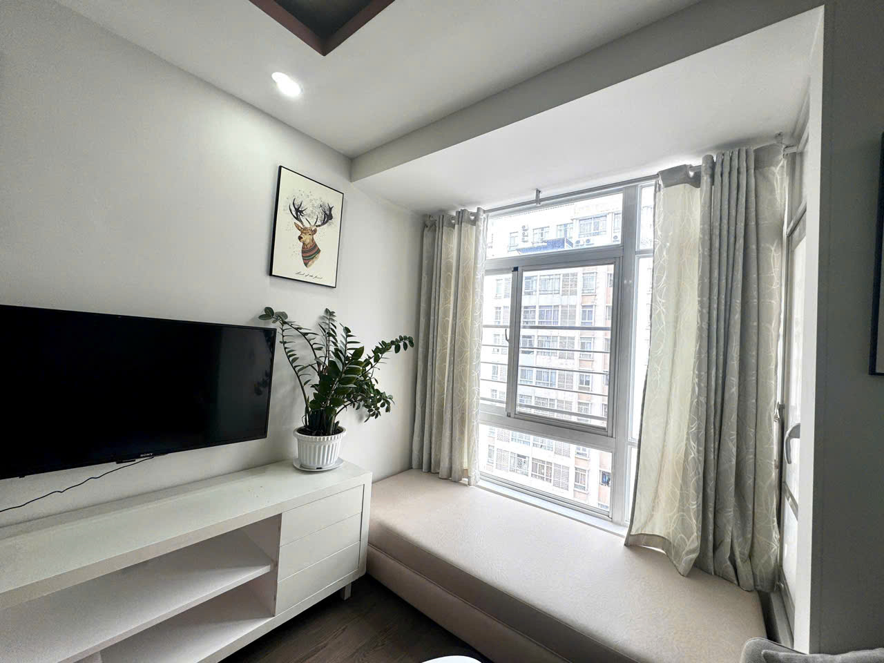 Bán căn hộ Phú Mỹ Hưng, khu Sky 3. Giá 4,9 tỷ cỏn TL, 70,12m2, 3PN + 2WC, lầu cao. Full nội thất. vui lòng LH: Hoàng Cường - 9816