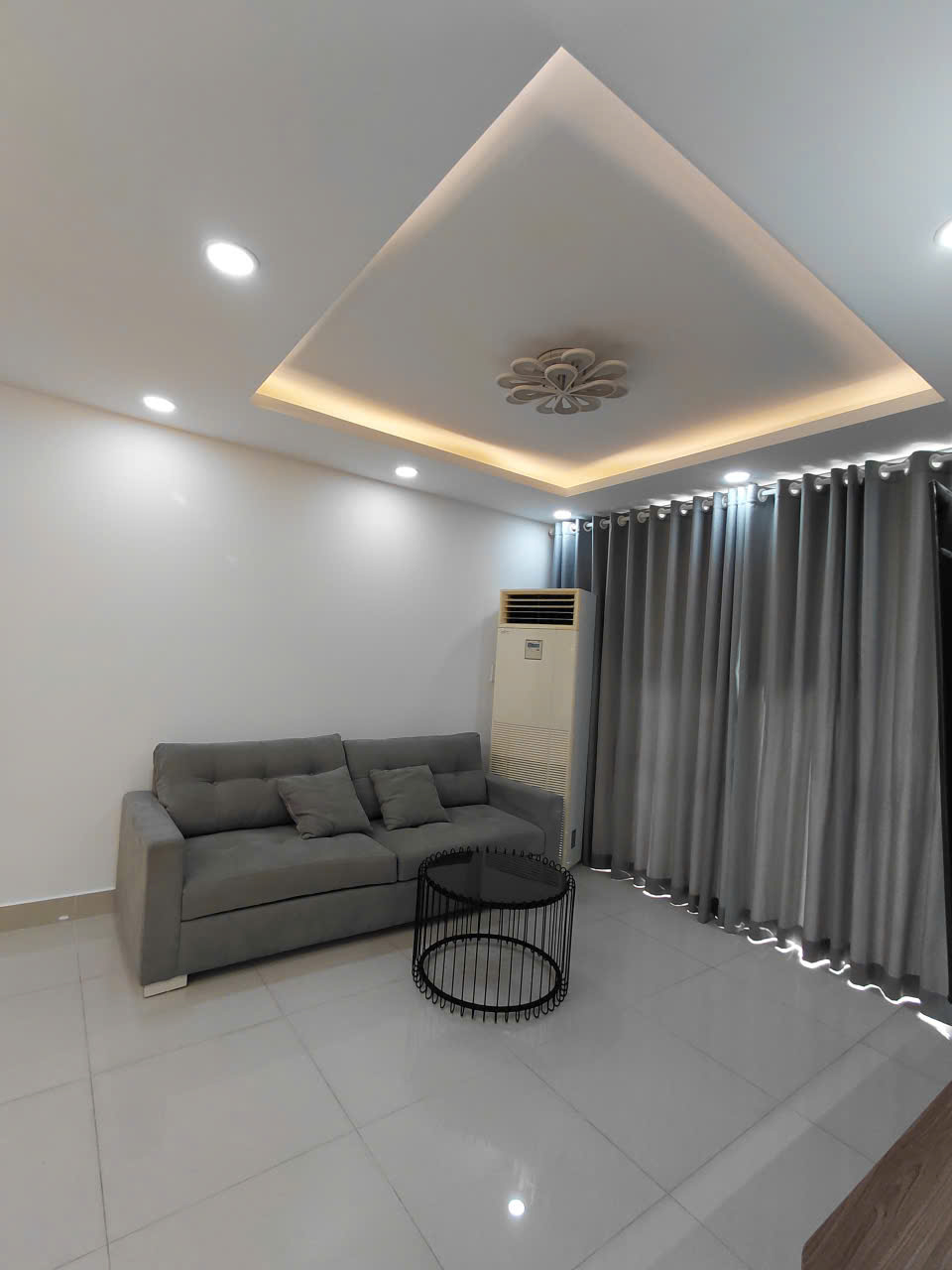 Cho thuê căn hộ Hưng Phúc nhà mới sửa, view biệt thự. Nội thất đẹp, 2 phòng ngủ, giá chỉ 19 tr/ tháng. Anh chị xem nhà liên hệ: hotline Ngọc Thư - 9823