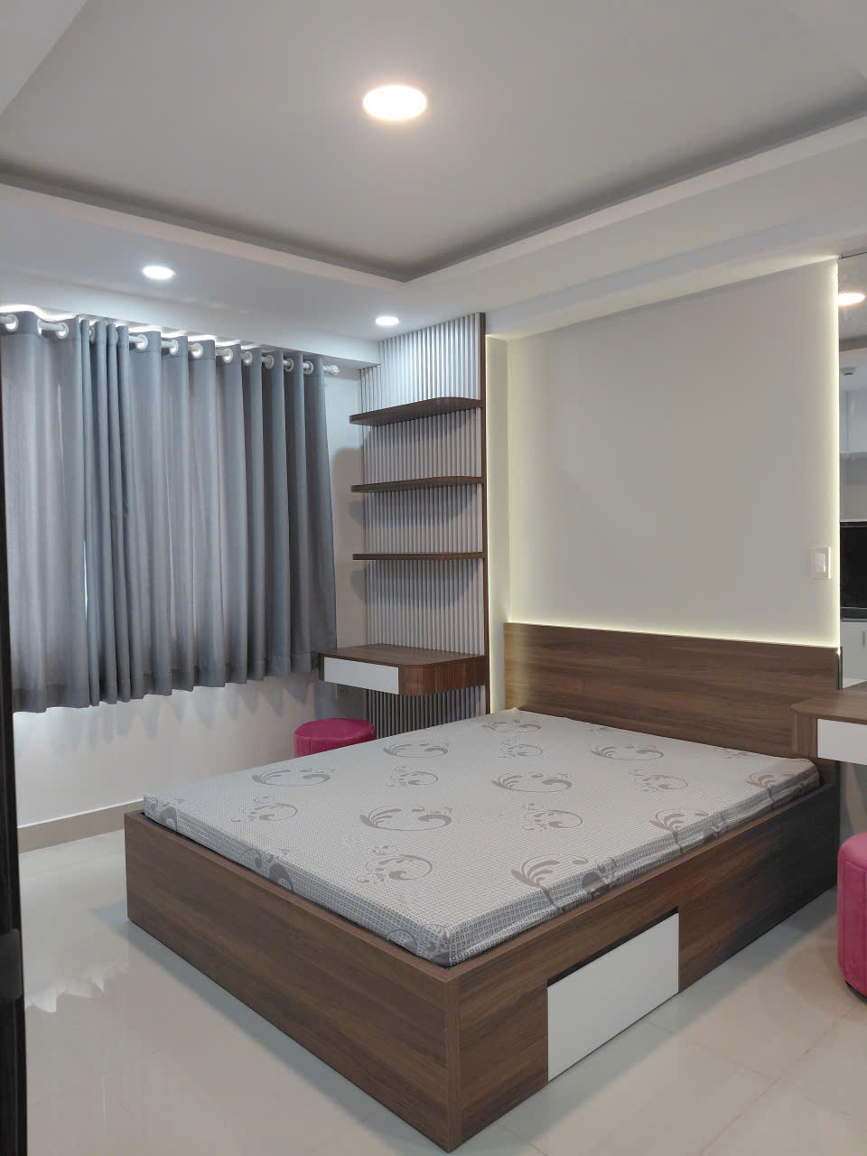 Cho thuê căn hộ Hưng Phúc nhà mới sửa, view biệt thự. Nội thất đẹp, 2 phòng ngủ, giá chỉ 19 tr/ tháng. Anh chị xem nhà liên hệ: hotline Ngọc Thư - 9826
