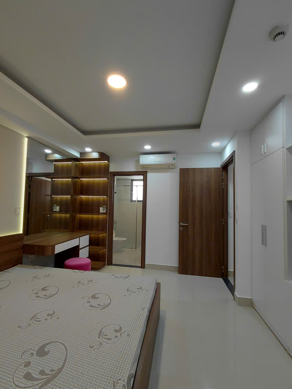 Cho thuê căn hộ Hưng Phúc nhà mới sửa, view biệt thự. Nội thất đẹp, 2 phòng ngủ, giá chỉ 19 tr/ tháng. Anh chị xem nhà liên hệ: hotline Ngọc Thư - 9828