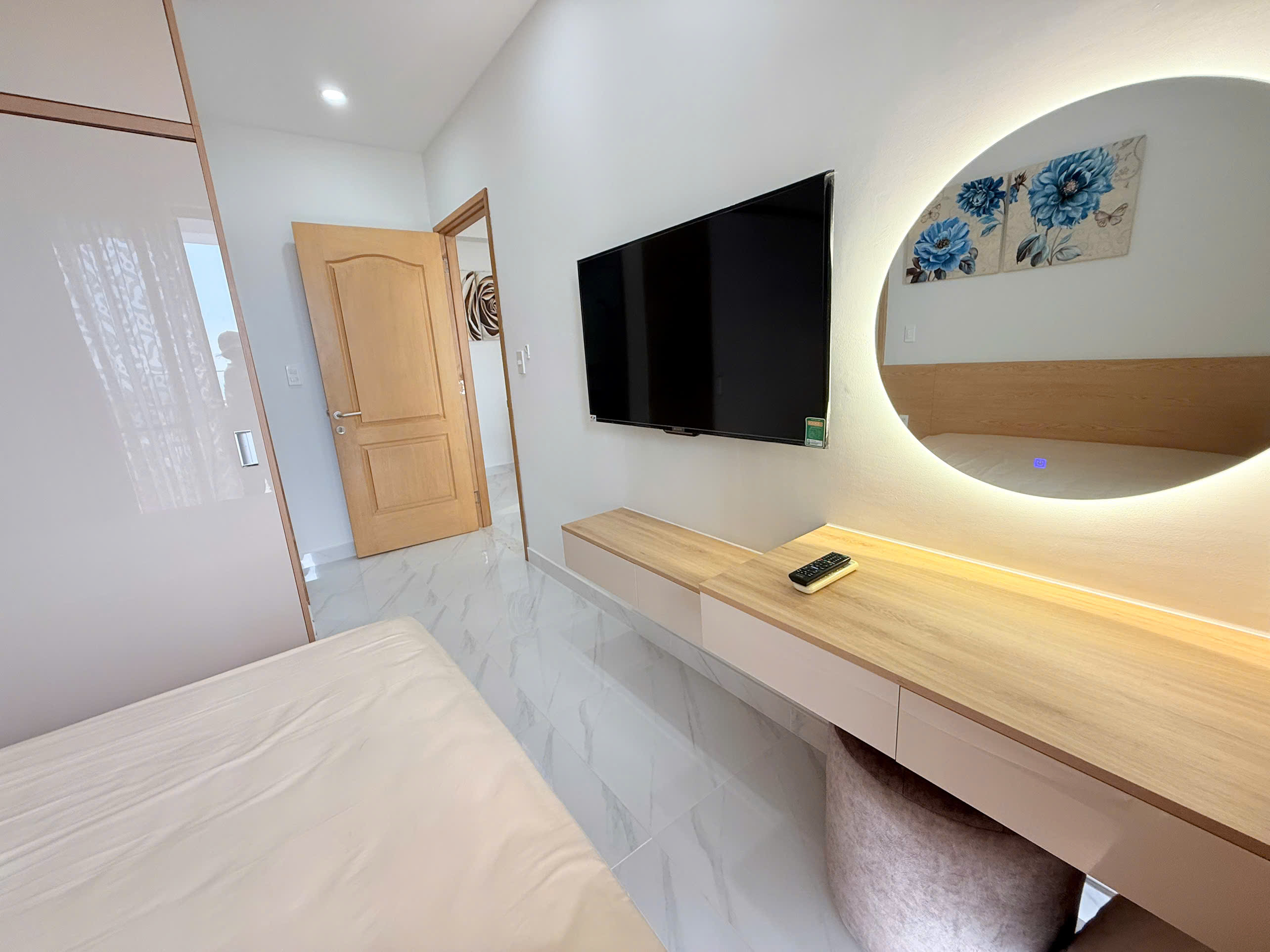 Cho thuê căn hộ Hưng Phúc, phú mỹ hưng, quận 7. Diện tích: 79m, view biệt thự. Nhà mới decor nội thất mới 100%, 2 phòng ngủ, giá chỉ 22 tr/ tháng. Anh chị xem nhà liên hệ: hotline Ngọc Thư - 9834