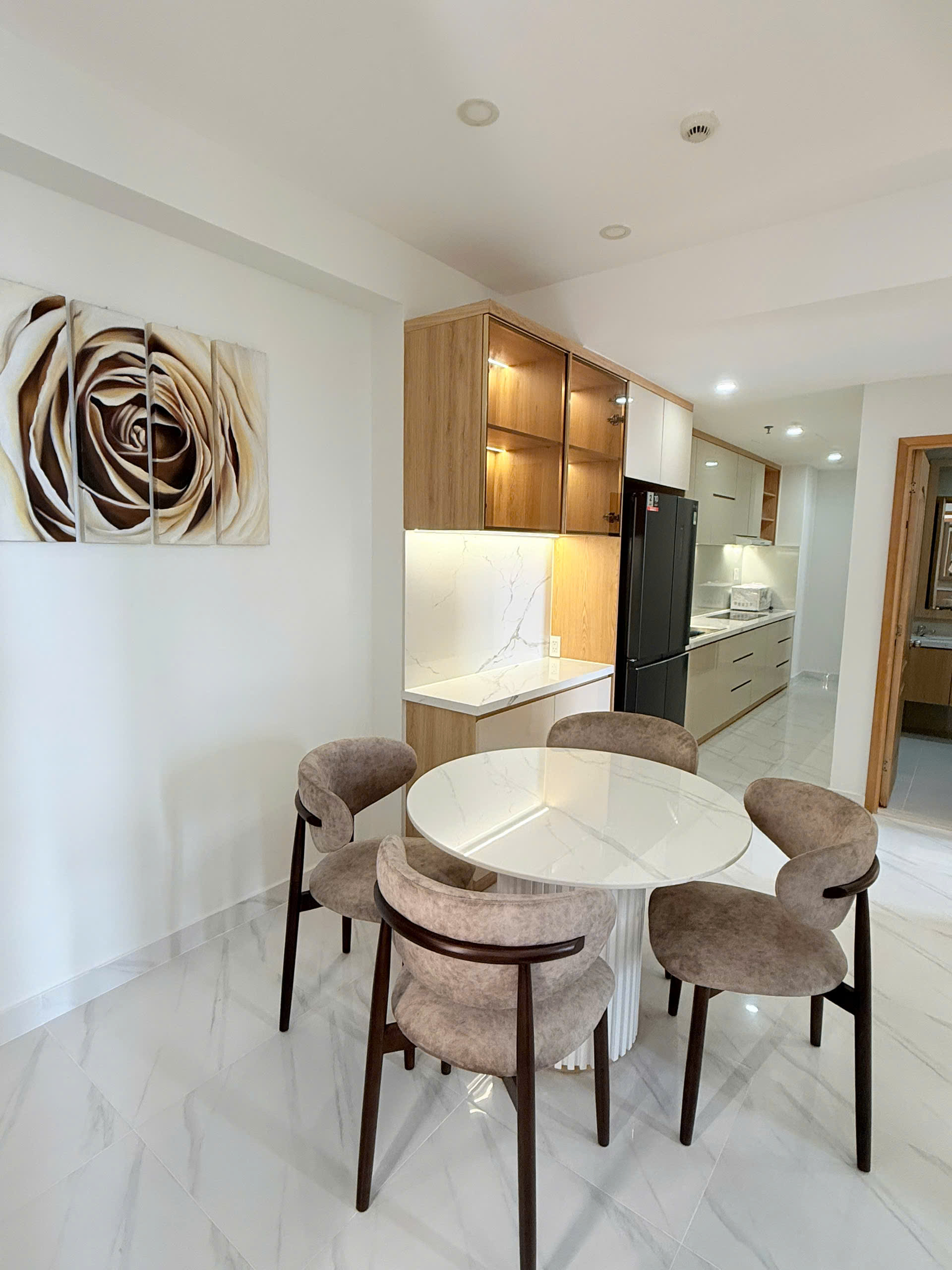 Cho thuê căn hộ Hưng Phúc, phú mỹ hưng, quận 7. Diện tích: 79m, view biệt thự. Nhà mới decor nội thất mới 100%, 2 phòng ngủ, giá chỉ 22 tr/ tháng. Anh chị xem nhà liên hệ: hotline Ngọc Thư - 9831