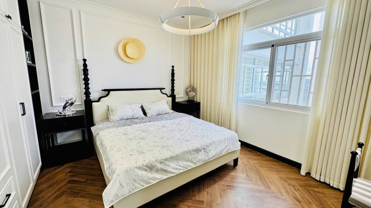 Cho thuê căn hộ Riverside residence , nguyễn lương bằng, phú mỹ hưng, quận 7. Diện tích: 136m, 3 phòng ngủ, 2wc. View sông, nội thất cao cấp, nhà mới 100%. Gía cho thuê chỉ 50tr/ tháng. Anh chị xem nhà liên hệ: hotline Ngọc Thư - 9843
