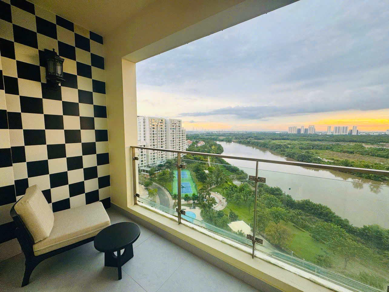 Cho thuê căn hộ Riverside residence , nguyễn lương bằng, phú mỹ hưng, quận 7. Diện tích: 136m, 3 phòng ngủ, 2wc. View sông, nội thất cao cấp, nhà mới 100%. Gía cho thuê chỉ 50tr/ tháng. Anh chị xem nhà liên hệ: hotline Ngọc Thư - 9847