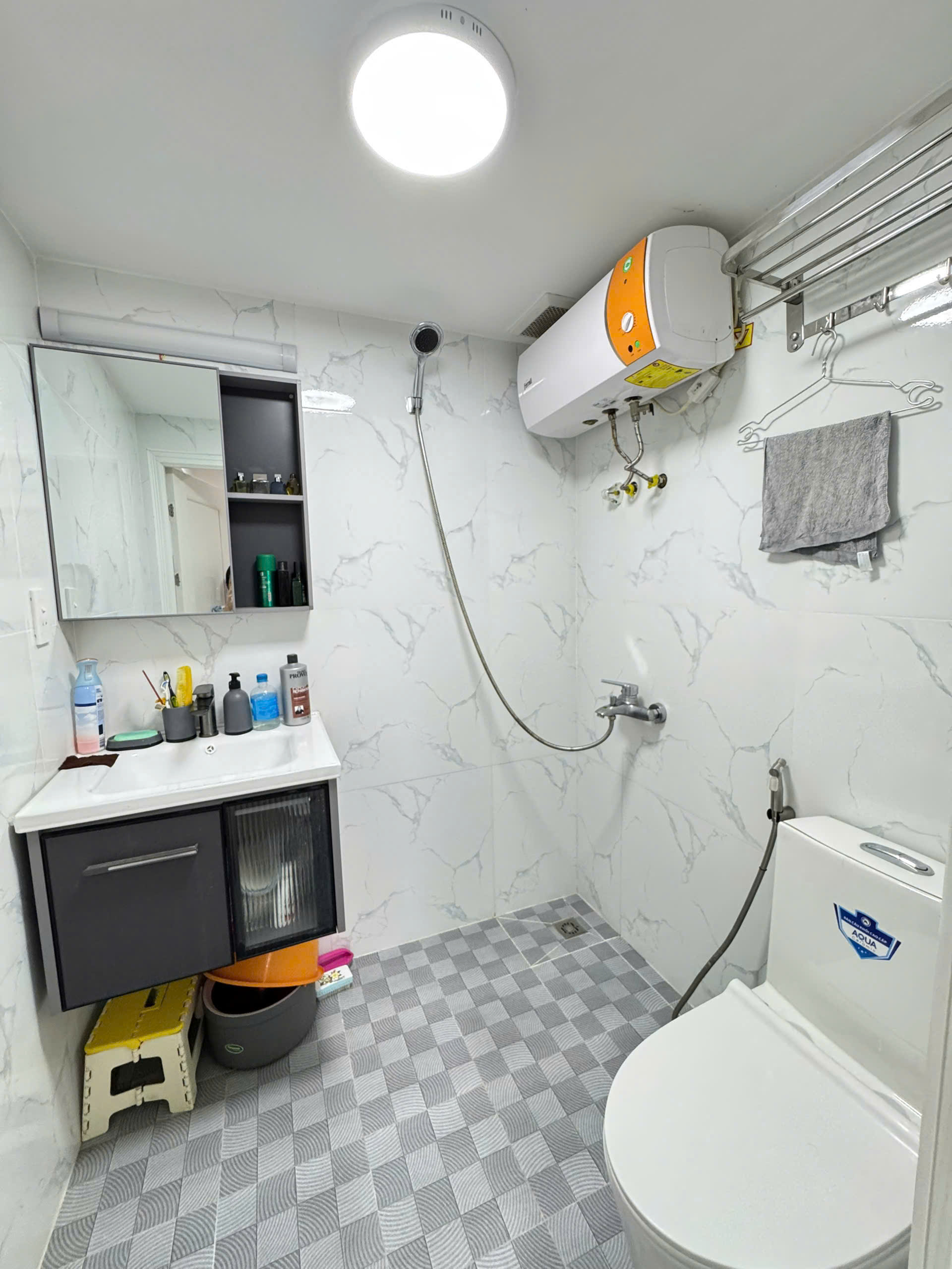 Bán nhanh căn hộ Hưng Vượng, phú mỹ hưng, giá chỉ 4.5 tỷ. Diện tích: 60m, 2 phòng ngủ, 2 wc. Nội thất đầy đủ, đẹp. Gía thương lượng cho khách thiện chí. Liên hệ: hotline Ngọc Thư xem nhà - 9853