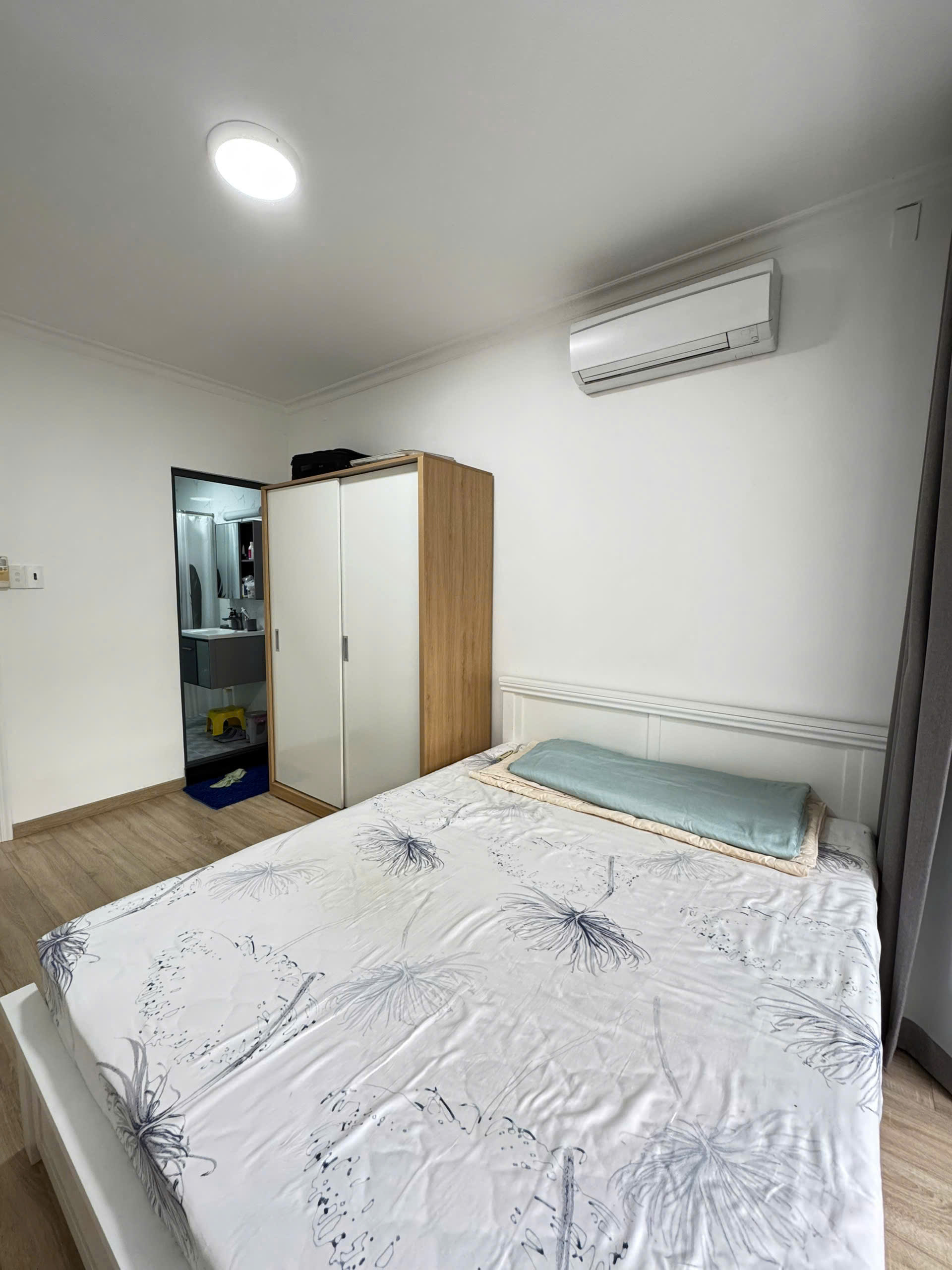 Bán nhanh căn hộ Hưng Vượng, phú mỹ hưng, giá chỉ 4.5 tỷ. Diện tích: 60m, 2 phòng ngủ, 2 wc. Nội thất đầy đủ, đẹp. Gía thương lượng cho khách thiện chí. Liên hệ: hotline Ngọc Thư xem nhà - 9851
