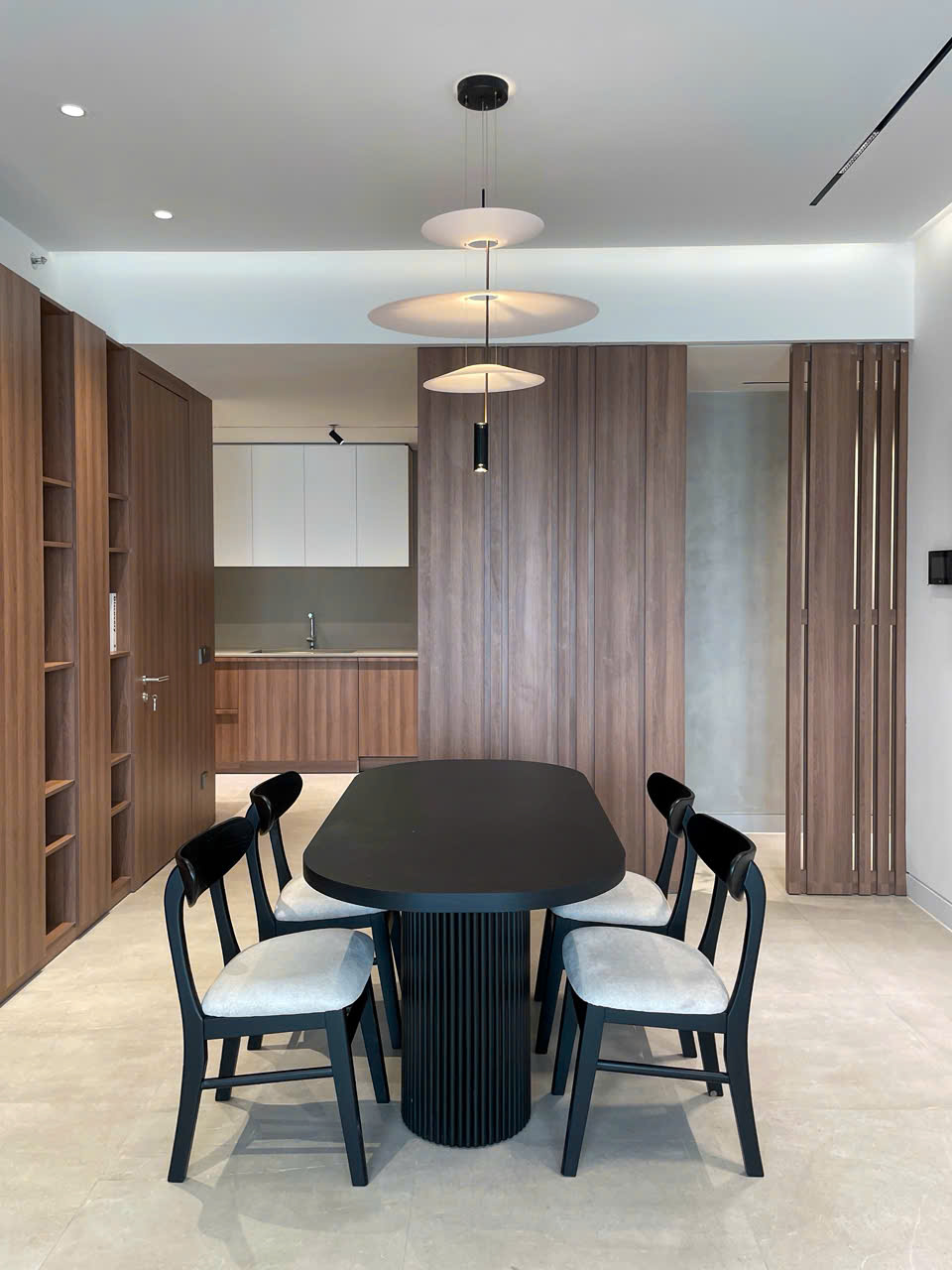 Cho thuê căn hộ Antonia , phú mỹ hwung, quận 7. Diện tích: 110m, thiết kế 2 phòng ngủ, 1 phòng trà. Nội thất cao cấp, nhà mới. Gía chỉ 35tr/ tháng. Qúy khách xem nhà liên hệ: hotline Ngọc Thư - 9858