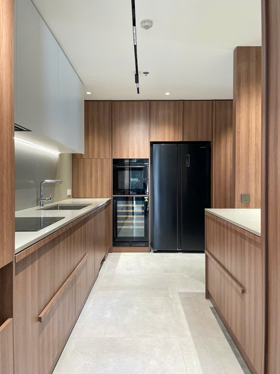 Cho thuê căn hộ Antonia , phú mỹ hwung, quận 7. Diện tích: 110m, thiết kế 2 phòng ngủ, 1 phòng trà. Nội thất cao cấp, nhà mới. Gía chỉ 35tr/ tháng. Qúy khách xem nhà liên hệ: hotline Ngọc Thư - 9857