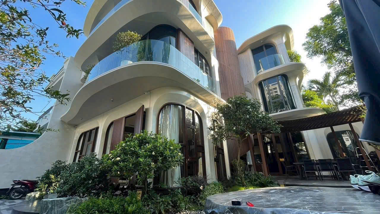 Bán siêu phẩm biệt thự vị trí hiếm. Góc 2 mặt tiền lớn, Phú Mỹ Hưng, decor hiện đại. Có thang máy.Liên hệ:em CƯỜNG PMH - 9947