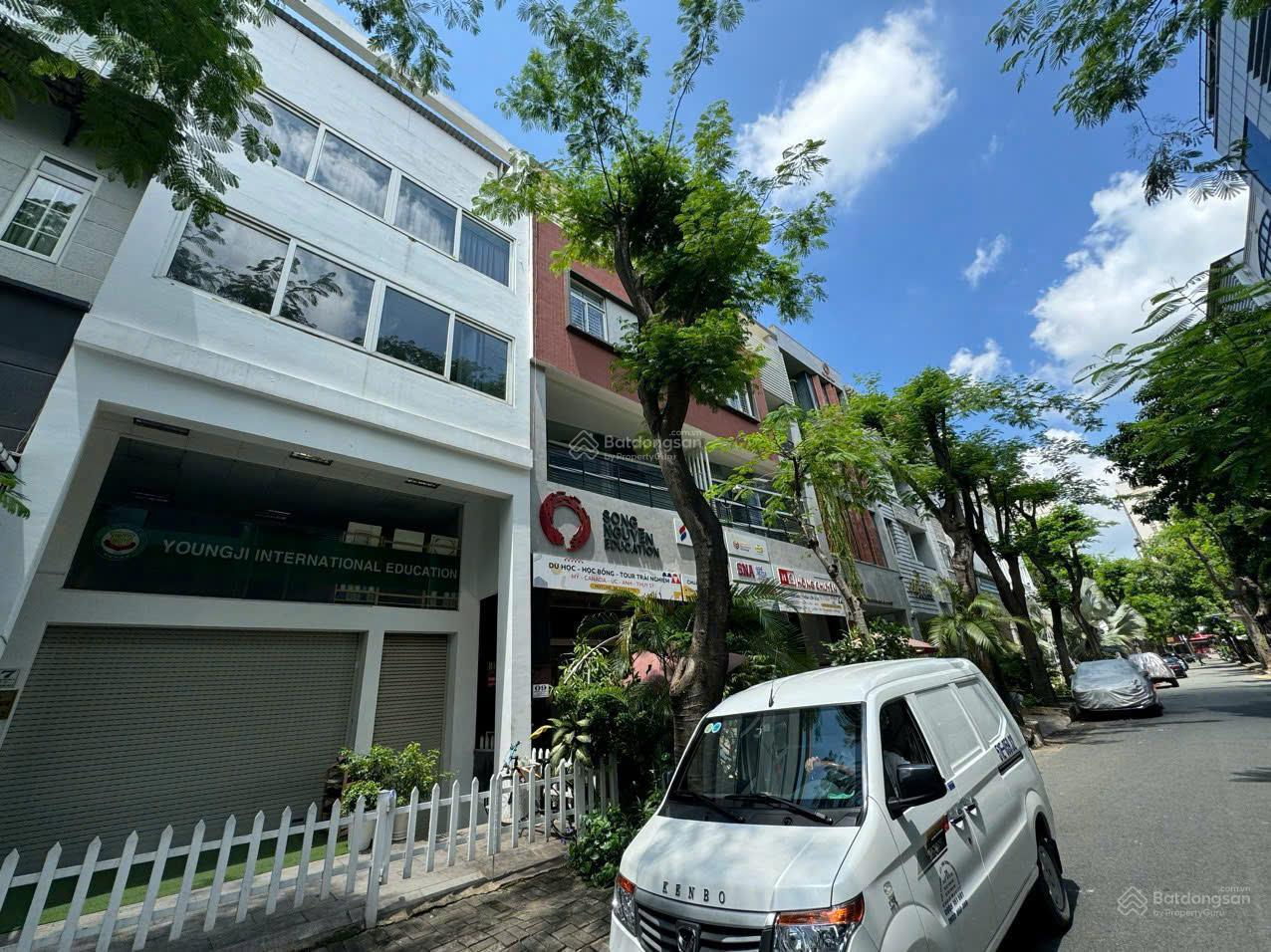 Bán nhà phố tại Phú Mỹ Hưng,Tân Phong, Q7.HCM, giá tốt NTT 29 tỷ VND net,111 m2, 5PN, 5WC, 5 tầng.Xin LH: HOÀNG CƯỜNG