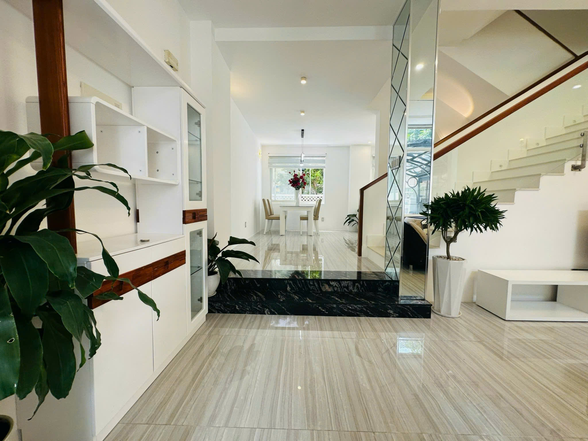 Cần Cho Thuê Biệt Thự Mỹ Phú 3 - Khu Nam Phú Mỹ Hưng. DT:202,1m2. XD: Trệt - 2 Lầu. Nhà Đầy Đủ Nội Thất Như Hình. Giá Thuê Chỉ 45 Triệu/ Tháng. Liên hệ: Em Luân - Hợp Tín Land | BĐS Phú Mỹ Hưng – Quận 7 - 10047