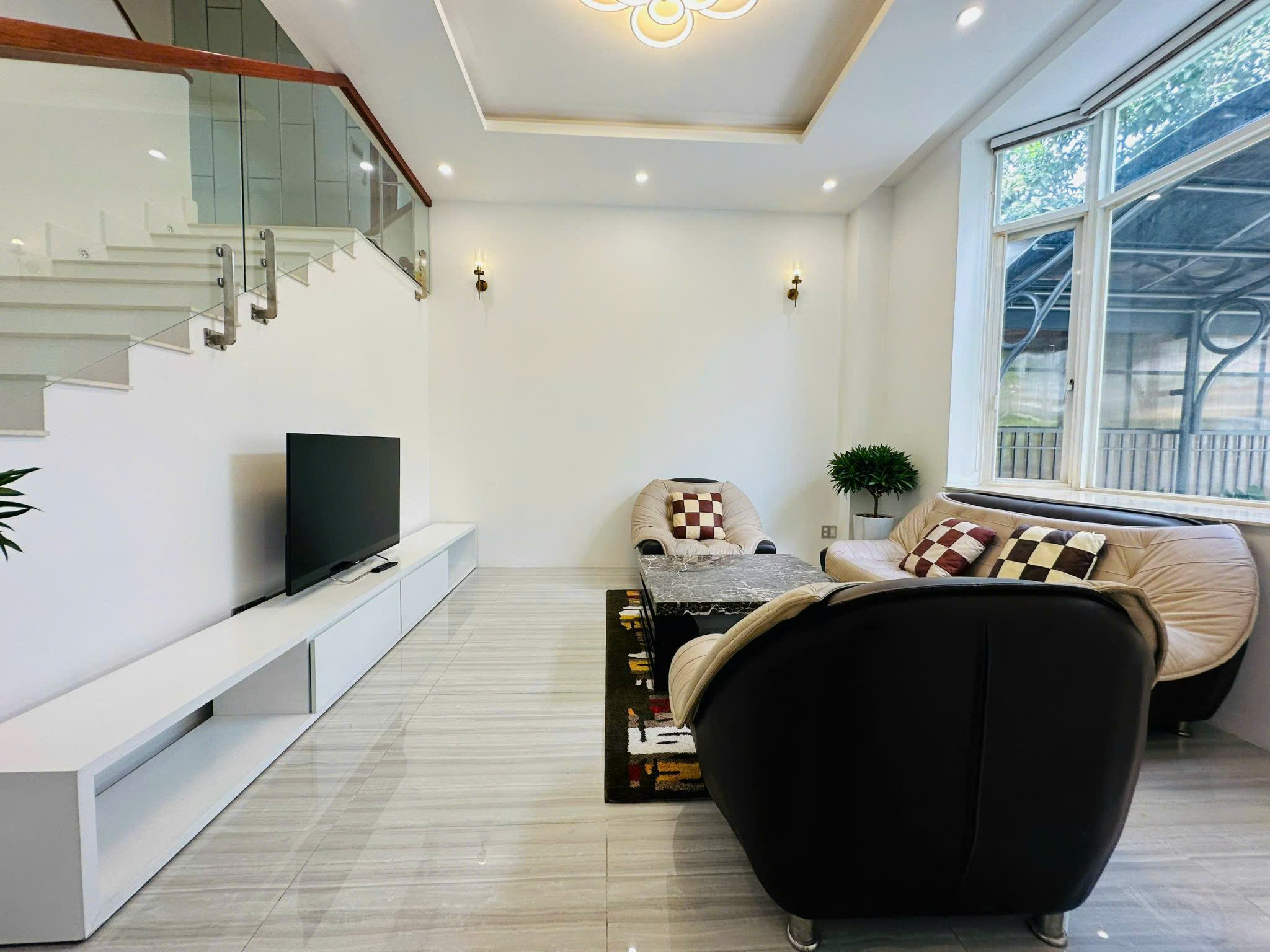 Cần Cho Thuê Biệt Thự Mỹ Phú 3 - Khu Nam Phú Mỹ Hưng. DT:202,1m2. XD: Trệt - 2 Lầu. Nhà Đầy Đủ Nội Thất Như Hình. Giá Thuê Chỉ 45 Triệu/ Tháng. Liên hệ: Em Luân - Hợp Tín Land | BĐS Phú Mỹ Hưng – Quận 7 - 10045