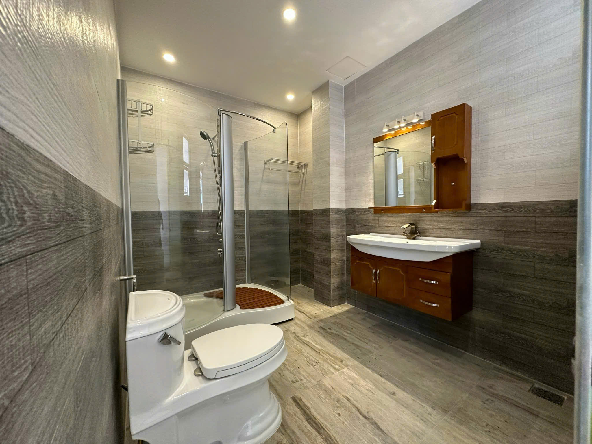 Cần Cho Thuê Biệt Thự Mỹ Phú 3 - Khu Nam Phú Mỹ Hưng. DT:202,1m2. XD: Trệt - 2 Lầu. Nhà Đầy Đủ Nội Thất Như Hình. Giá Thuê Chỉ 45 Triệu/ Tháng. Liên hệ: Em Luân - Hợp Tín Land | BĐS Phú Mỹ Hưng – Quận 7 - 10052