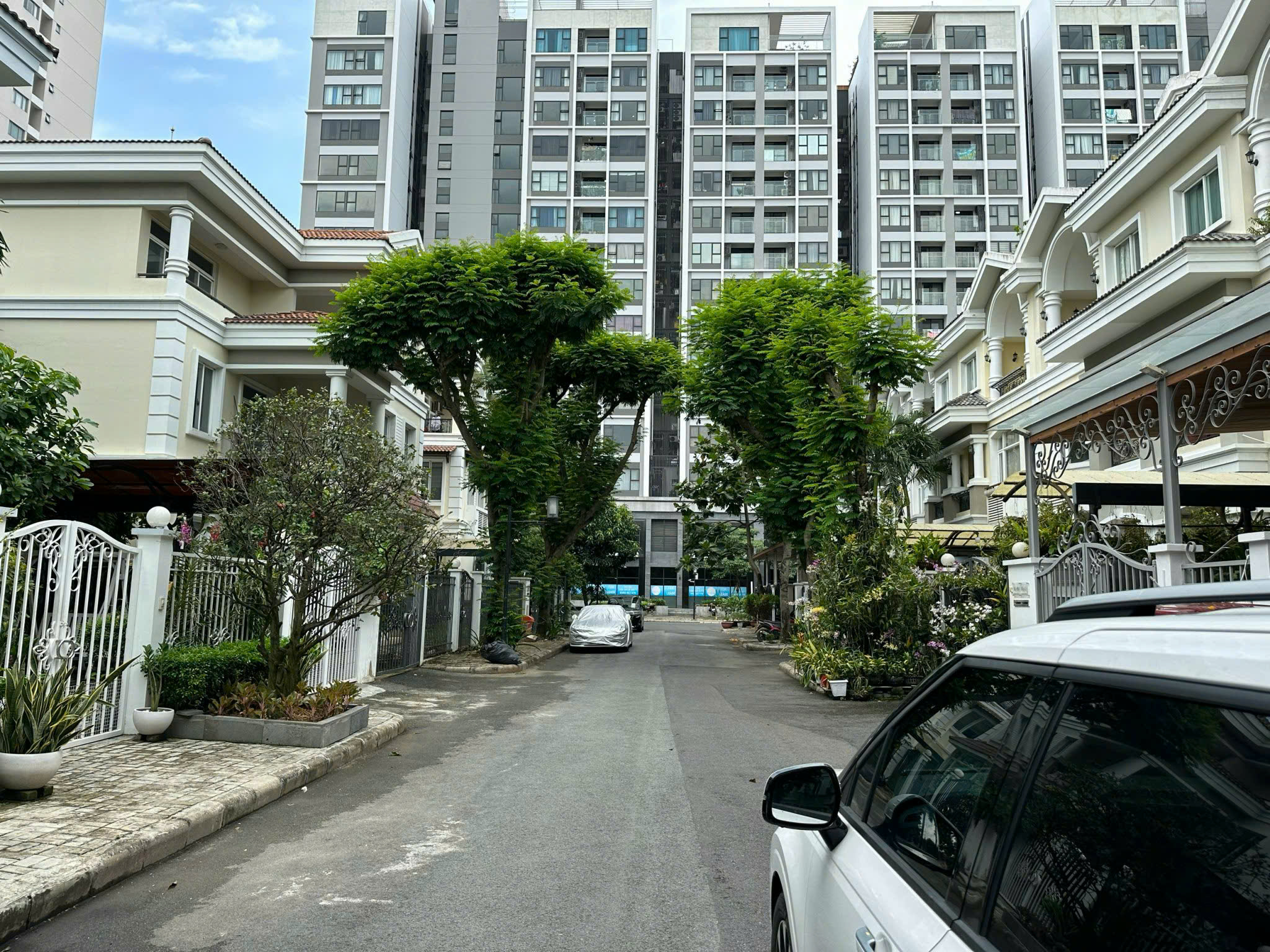 Cần Cho Thuê Biệt Thự Mỹ Phú 3 - Khu Nam Phú Mỹ Hưng. DT:202,1m2. XD: Trệt - 2 Lầu. Nhà Đầy Đủ Nội Thất Như Hình. Giá Thuê Chỉ 45 Triệu/ Tháng. Liên hệ: Em Luân - Hợp Tín Land | BĐS Phú Mỹ Hưng – Quận 7 - 10048