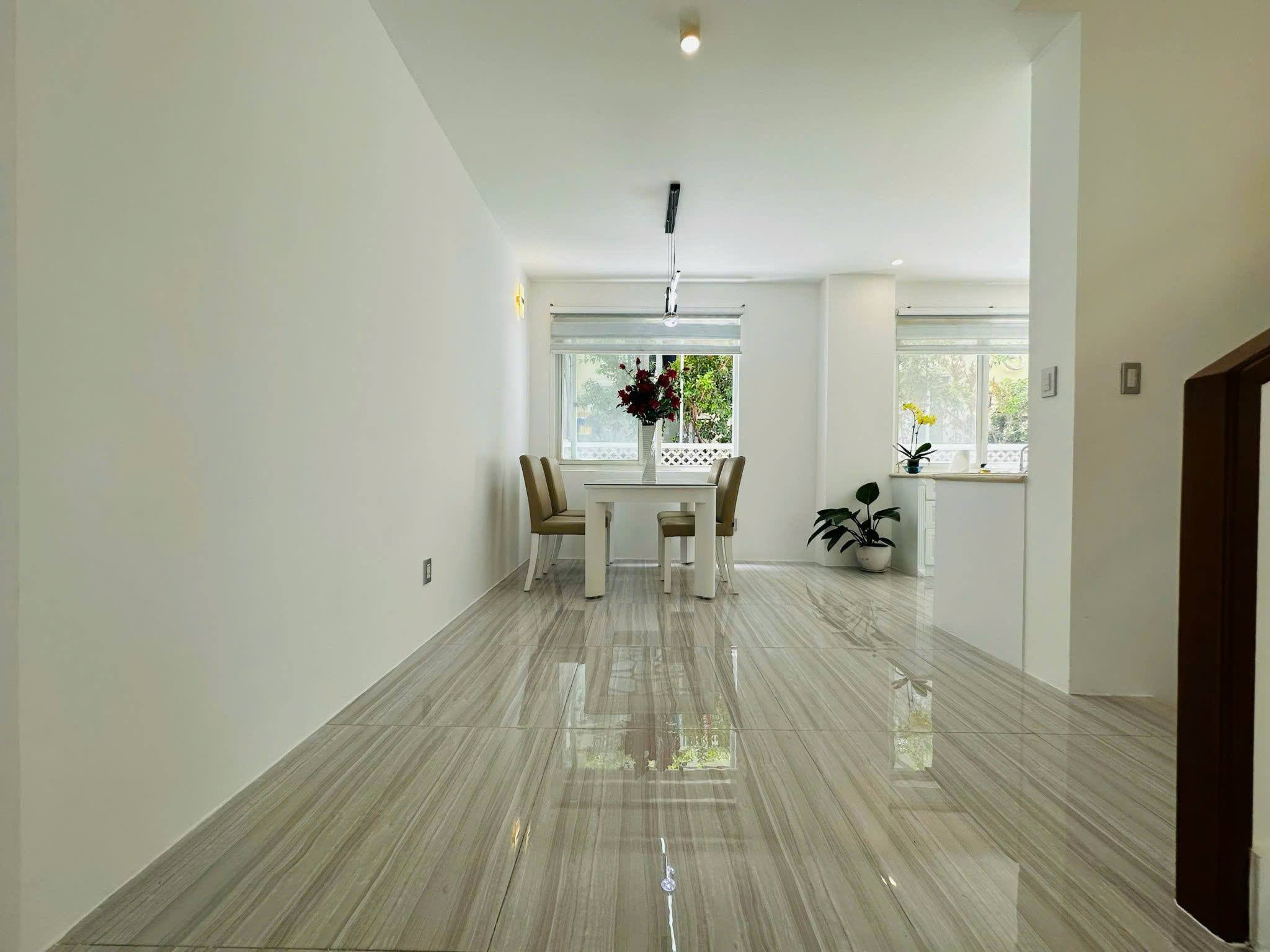 Cần Cho Thuê Biệt Thự Mỹ Phú 3 - Khu Nam Phú Mỹ Hưng. DT:202,1m2. XD: Trệt - 2 Lầu. Nhà Đầy Đủ Nội Thất Như Hình. Giá Thuê Chỉ 45 Triệu/ Tháng. Liên hệ: Em Luân - Hợp Tín Land | BĐS Phú Mỹ Hưng – Quận 7 - 10050