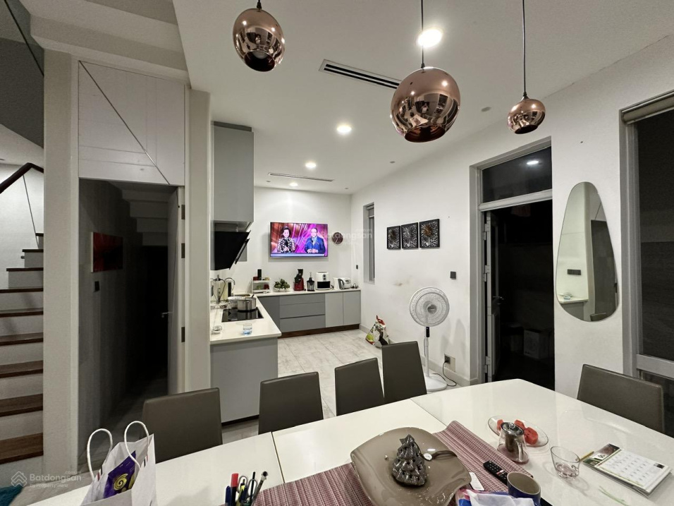 Cho thuê Villa Khu Nam - Phú Mỹ Hưng. Tọa lạc tại khu Nam thuộc khu đô thị Phú Mỹ Hưng - Quận 7. Thiết kế:3 phòng ngủ, 1 phòng làm việc. - Full nội thất cao cấp. - Diện tích: 7x18m. - Giá cho thuê 55tr /tháng. Liên hệ: Em Thành Luân. Công ty BĐS Hợp Tín Land. - 10065