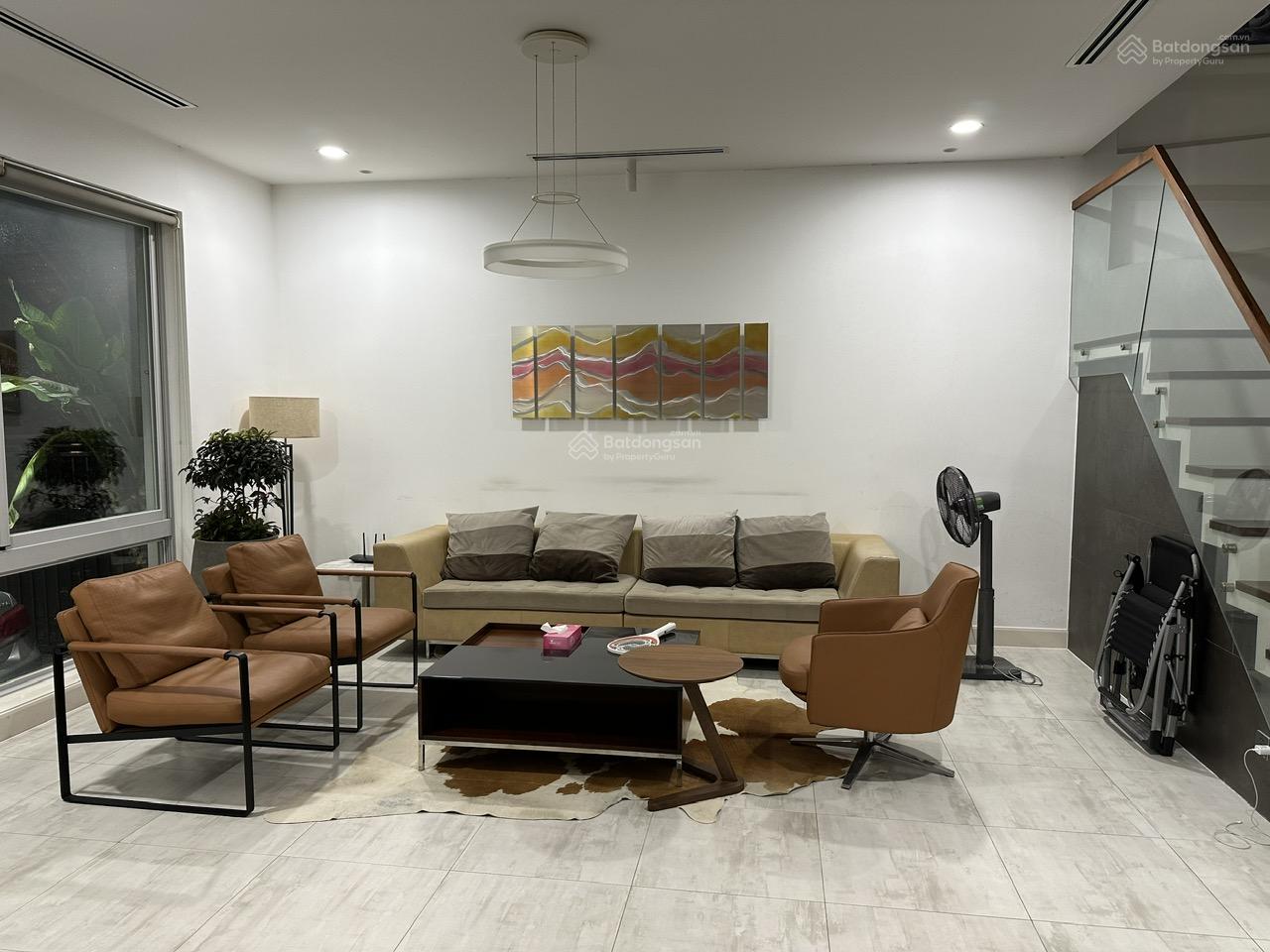 Cho thuê Villa Khu Nam - Phú Mỹ Hưng. Tọa lạc tại khu Nam thuộc khu đô thị Phú Mỹ Hưng - Quận 7. Thiết kế:3 phòng ngủ, 1 phòng làm việc. - Full nội thất cao cấp. - Diện tích: 7x18m. - Giá cho thuê 55tr /tháng. Liên hệ: Em Thành Luân. Công ty BĐS Hợp Tín Land. - 10061