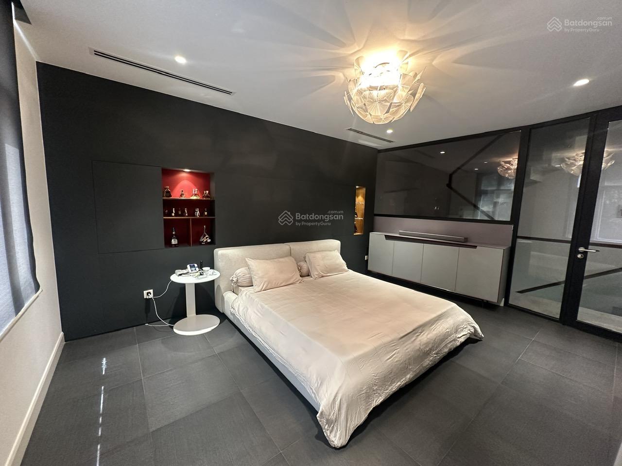 Cho thuê Villa Khu Nam - Phú Mỹ Hưng. Tọa lạc tại khu Nam thuộc khu đô thị Phú Mỹ Hưng - Quận 7. Thiết kế:3 phòng ngủ, 1 phòng làm việc. - Full nội thất cao cấp. - Diện tích: 7x18m. - Giá cho thuê 55tr /tháng. Liên hệ: Em Thành Luân. Công ty BĐS Hợp Tín Land.