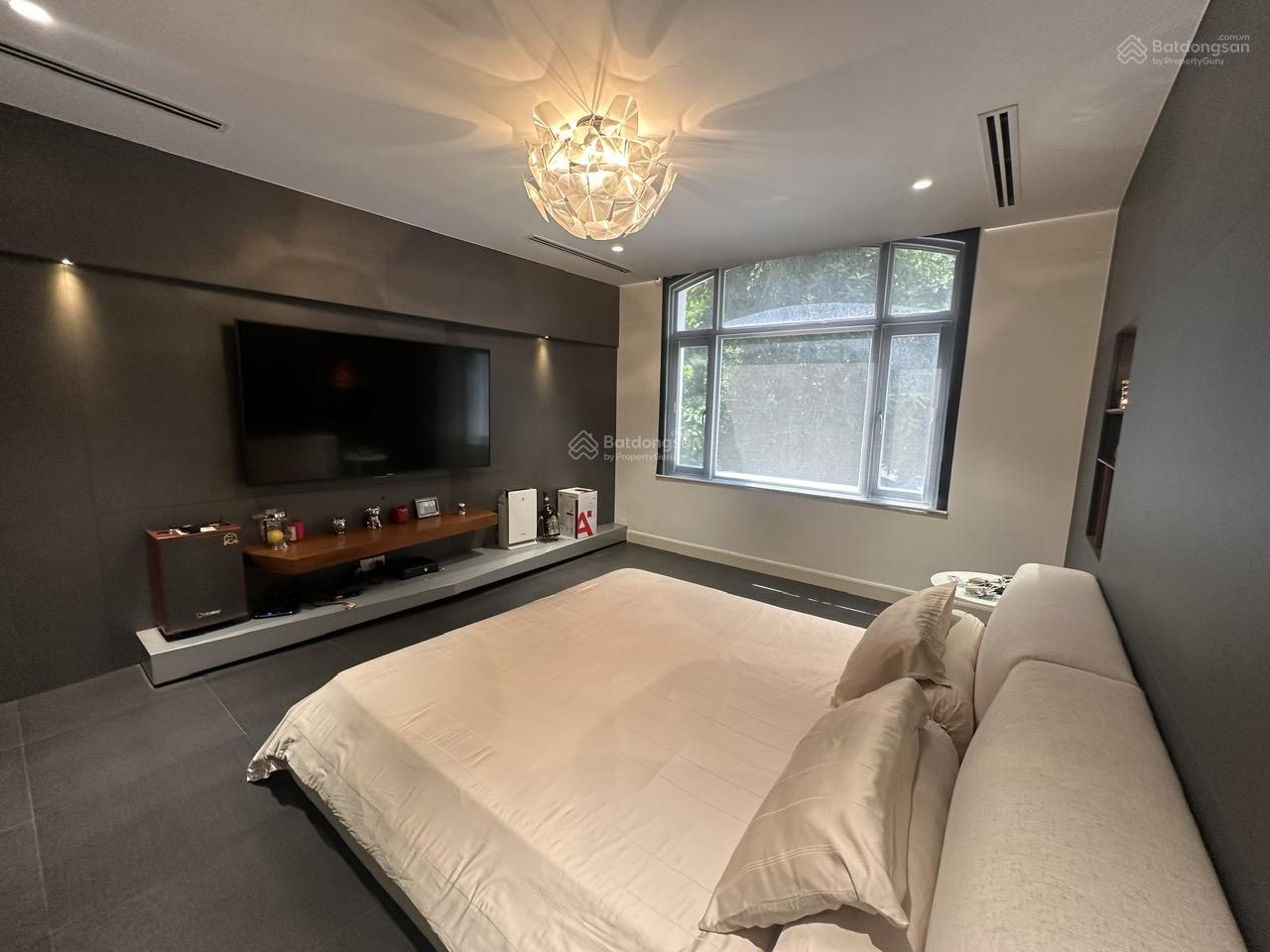 Cho thuê Villa Khu Nam - Phú Mỹ Hưng. Tọa lạc tại khu Nam thuộc khu đô thị Phú Mỹ Hưng - Quận 7. Thiết kế:3 phòng ngủ, 1 phòng làm việc. - Full nội thất cao cấp. - Diện tích: 7x18m. - Giá cho thuê 55tr /tháng. Liên hệ: Em Thành Luân. Công ty BĐS Hợp Tín Land. - 10062