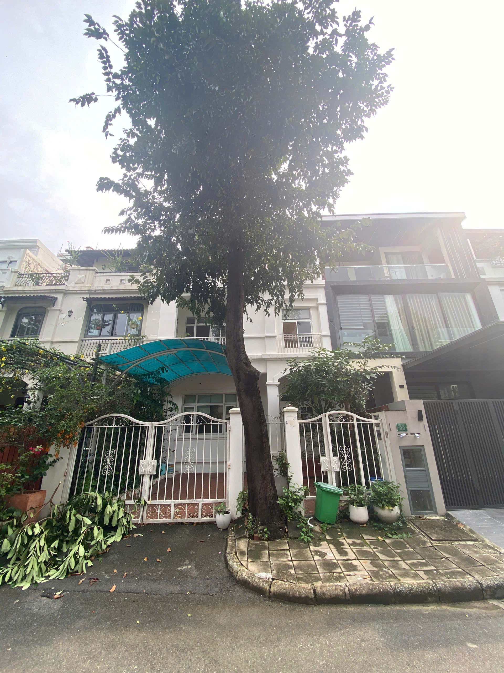 BIỆT THỰ COMPOUND HƯNG THÁI PMH. Giá tốt 35,8 TỶ – Khu compound  ▫️ DT đất: 7 × 18m = 126m² ▫️ DT sàn: 197,92m² ▫️ KC: Trệt + 2 Lầu . Hướng: Nam.  Pháp lý: Sổ hồng riêng . Giá bán: 35,8 TỶ  . Thành Luân PMH -  Hợp Tín Land | BĐS Phú Mỹ Hưng – Quận 7