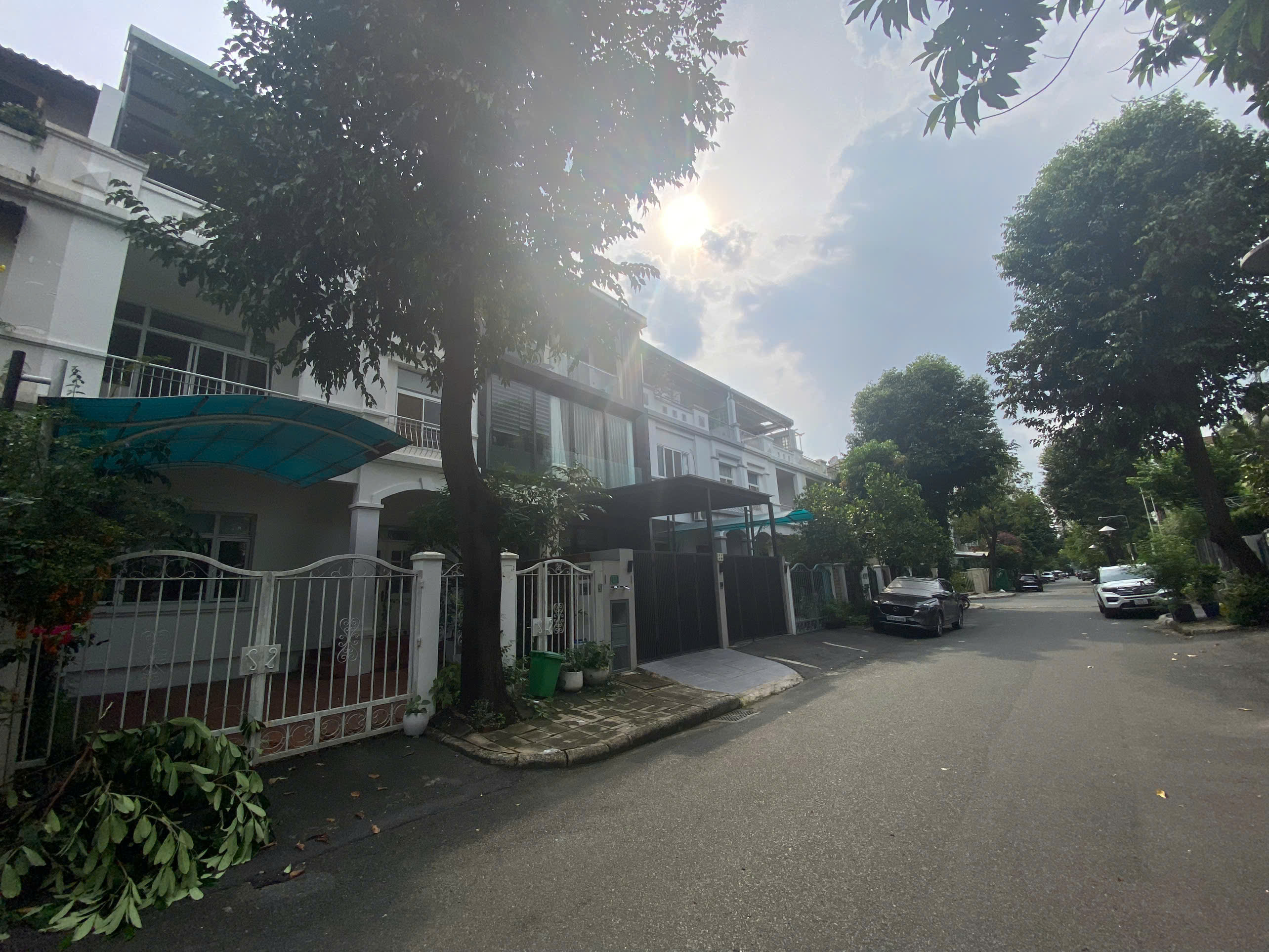 BIỆT THỰ COMPOUND HƯNG THÁI PMH. Giá tốt 35,8 TỶ – Khu compound  ▫️ DT đất: 7 × 18m = 126m² ▫️ DT sàn: 197,92m² ▫️ KC: Trệt + 2 Lầu . Hướng: Nam.  Pháp lý: Sổ hồng riêng . Giá bán: 35,8 TỶ  . Thành Luân PMH -  Hợp Tín Land | BĐS Phú Mỹ Hưng – Quận 7 - 10080