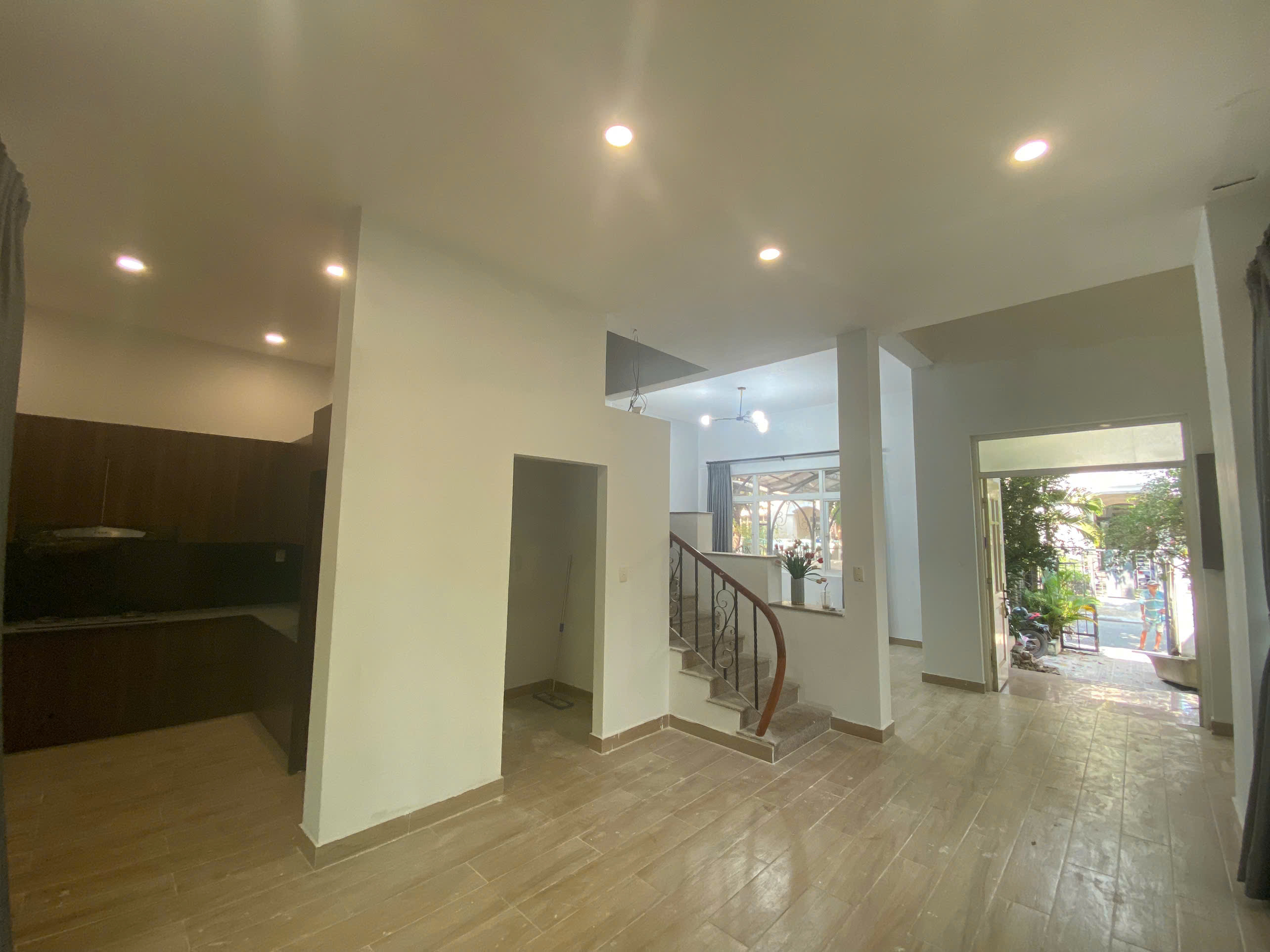 Cho thuê căn góc biệt thự liên kế vườn khu Compoud PMH. Diện tích: 9x18m, trệt, 2 lầu, sân vườn, sân thượng. Thiết kế 4 phòng ngủ, nội thất cơ bản, giá chỉ 35tr/ tháng. Liên hê: hotline Ngọc Thư xem nhà - 10162