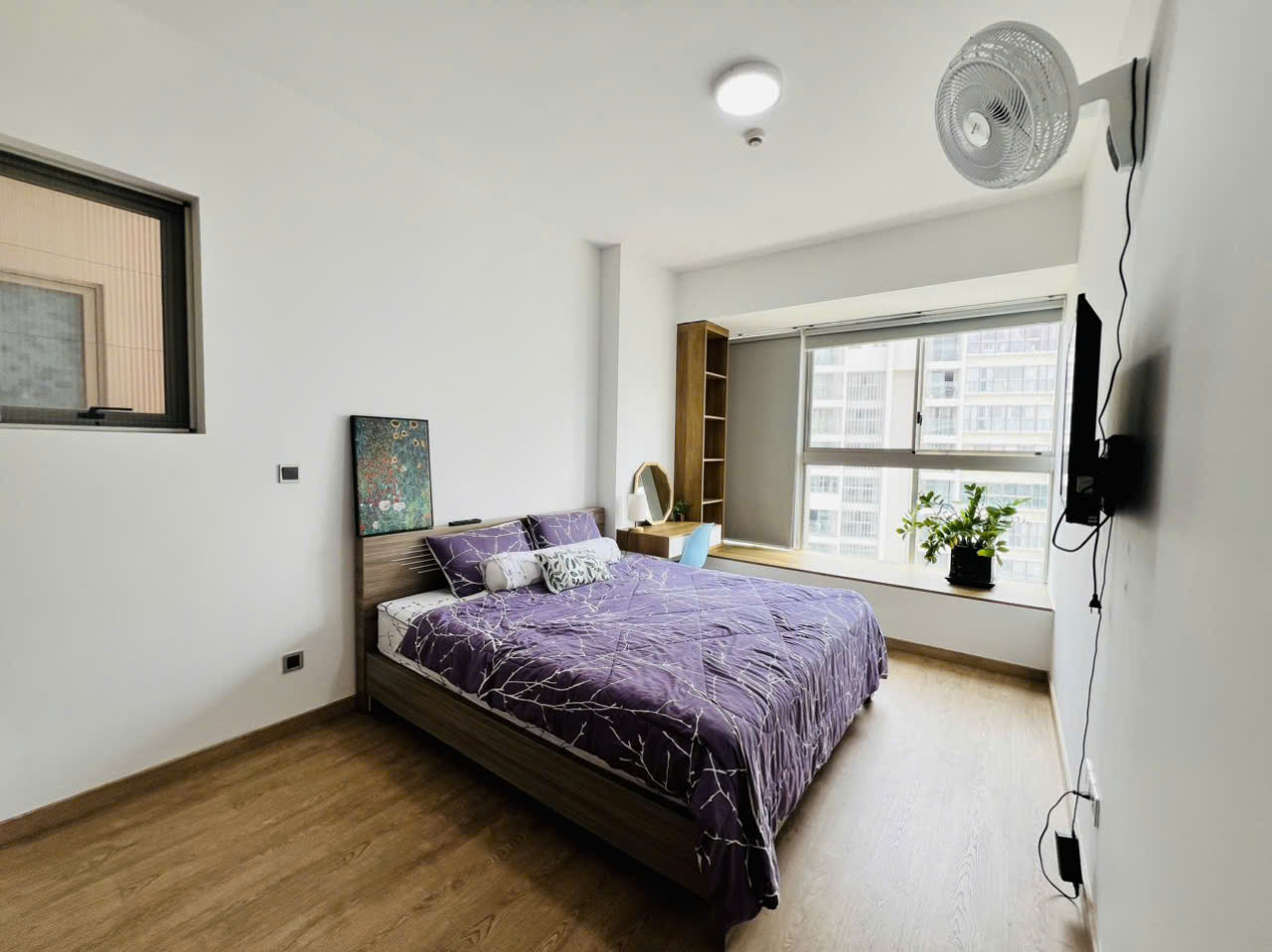 Bán căn hộ Midtown, PMH. Diện tích: 81m, 2 phòng ngủ, lầu cao, sổ hồng, có ô xe hầm, nhà đang cho thuê dài hạn. Gía chí 10.3 tỷ( tl) Qúy khách xem nhà liên hệ: hotline Ngọc Thư - 10182