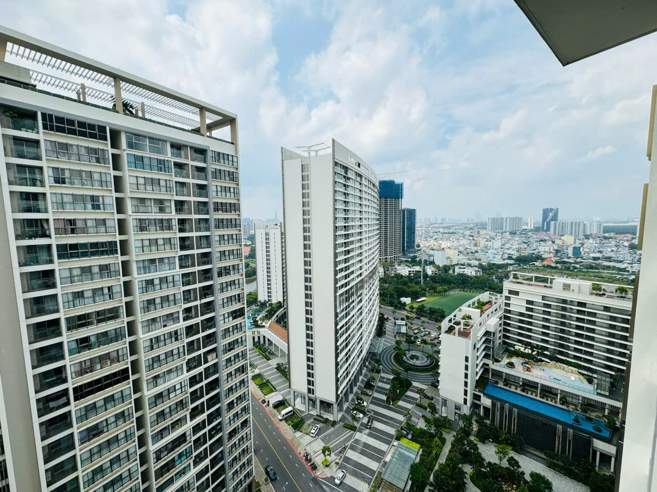 Bán căn hộ Midtown, PMH. Diện tích: 81m, 2 phòng ngủ, lầu cao, sổ hồng, có ô xe hầm, nhà đang cho thuê dài hạn. Gía chí 10.3 tỷ( tl) Qúy khách xem nhà liên hệ: hotline Ngọc Thư - 10183